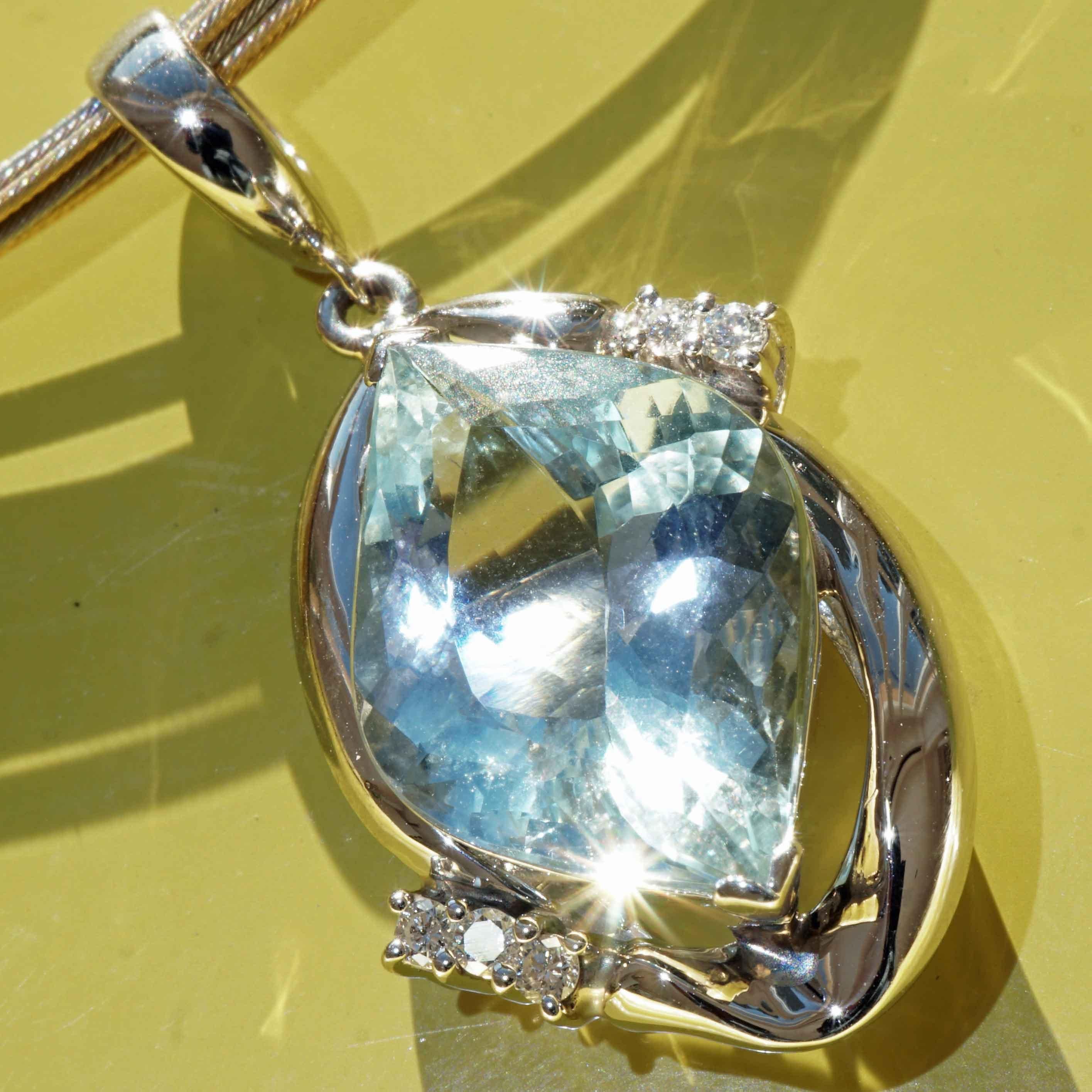 Fancy Shape Aquamarin Brilliant Pendant 7.8 ct Platinum 0.35 ct beautiful Color in vendita 6