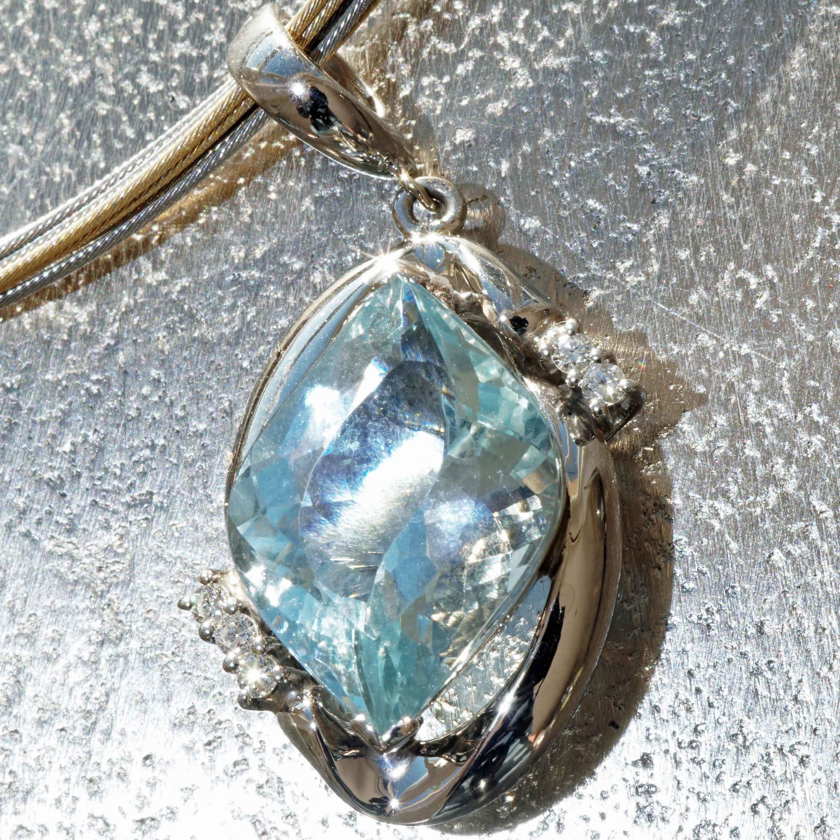 Fancy Shape Aquamarin Brilliant Pendant 7.8 ct Platinum 0.35 ct beautiful Color in vendita 7