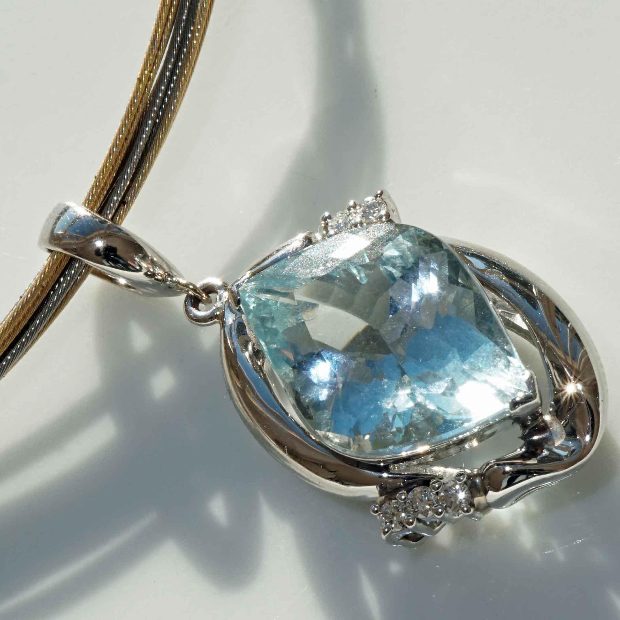 Fancy Shape Aquamarin Brilliant Pendant 7.8 ct Platinum 0.35 ct beautiful Color in vendita 8