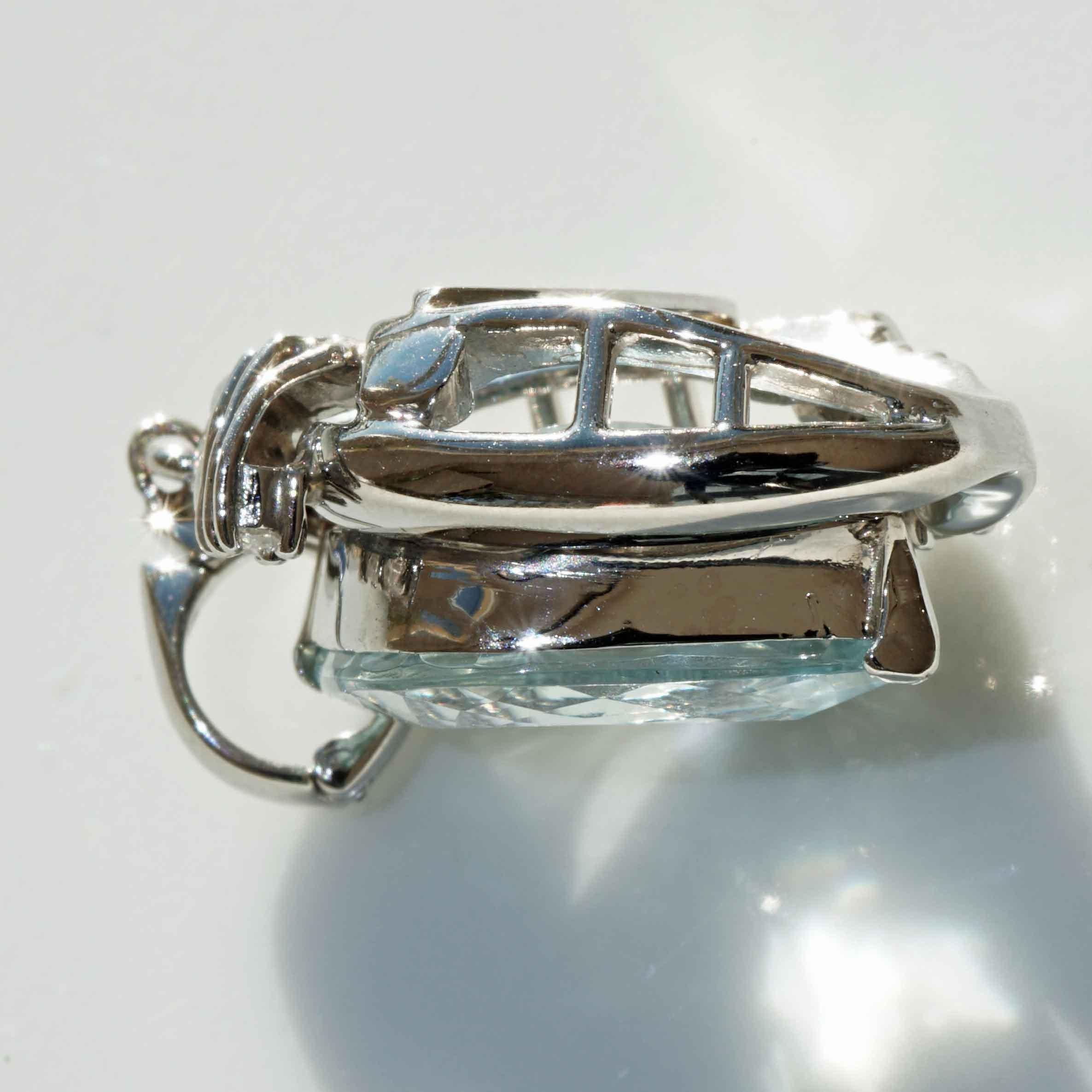 da uomo o donna Fancy Shape Aquamarin Brilliant Pendant 7.8 ct Platinum 0.35 ct beautiful Color in vendita