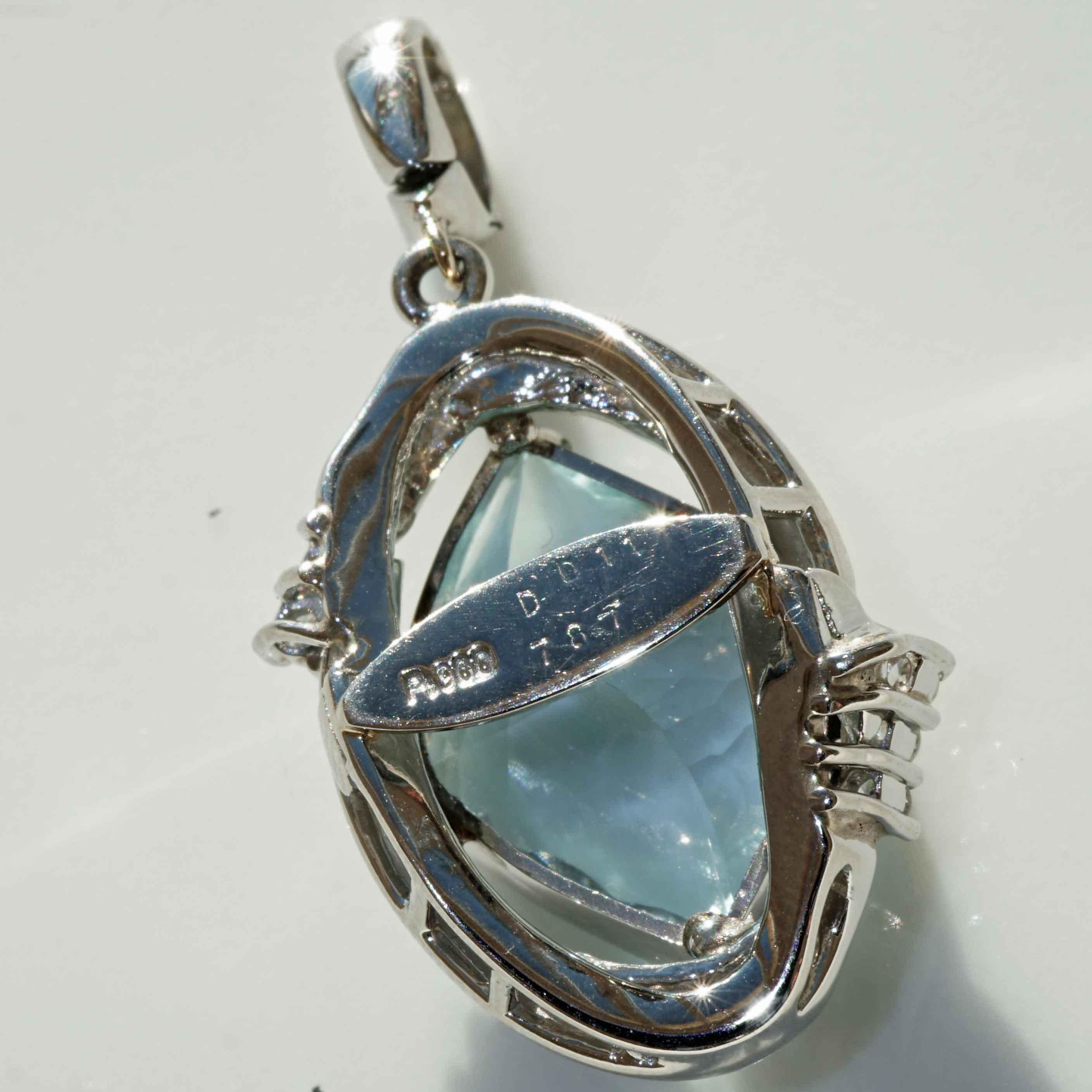 Fancy Shape Aquamarin Brilliant Pendant 7.8 ct Platinum 0.35 ct beautiful Color in vendita 1