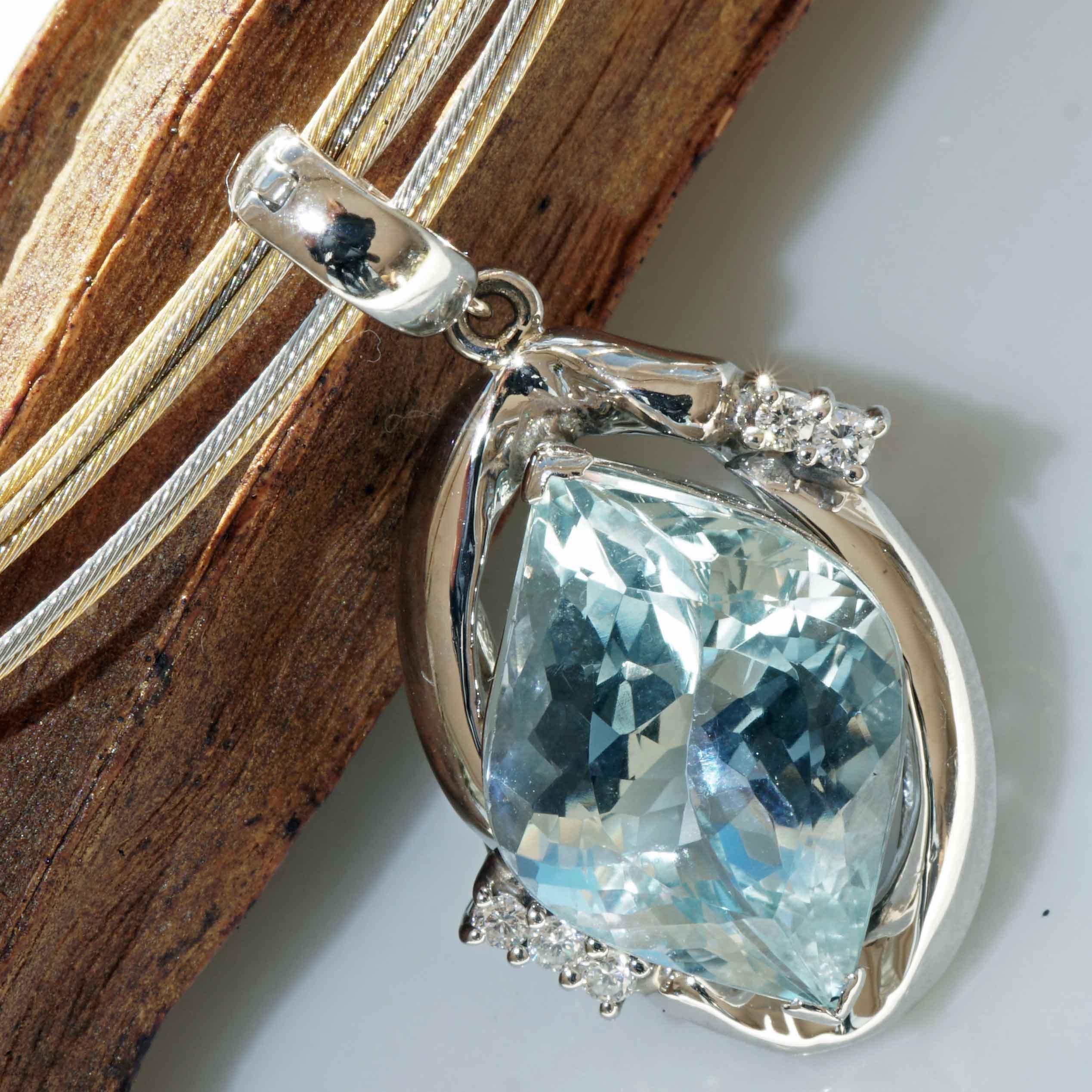 Fancy Shape Aquamarin Brilliant Pendant 7.8 ct Platinum 0.35 ct beautiful Color in vendita 2
