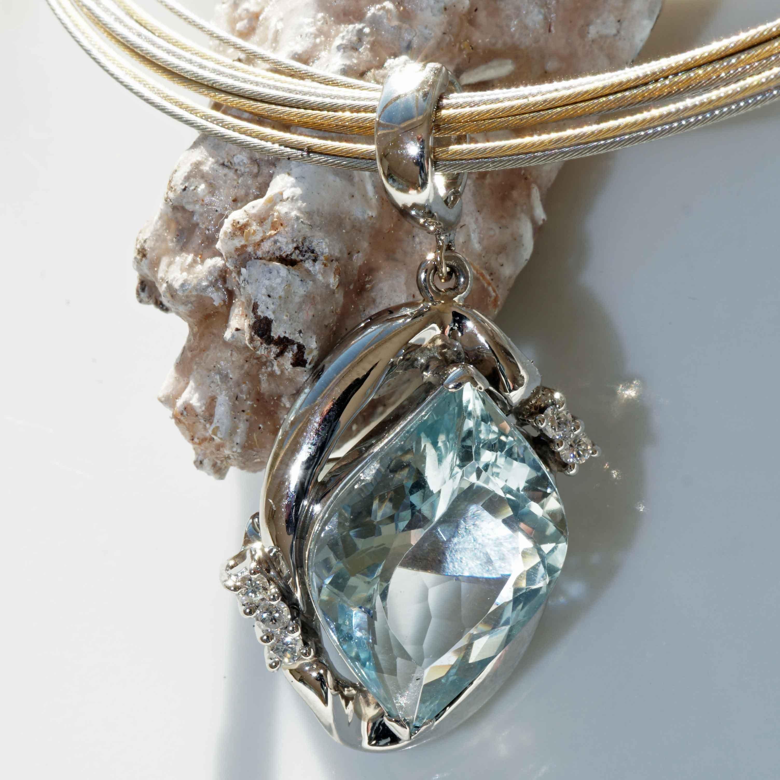 Fancy Shape Aquamarin Brilliant Pendant 7.8 ct Platinum 0.35 ct beautiful Color in vendita 3