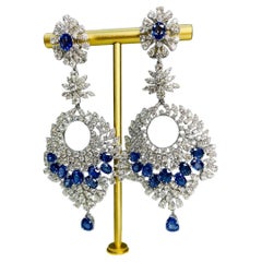 Statement-Ohrringe aus 18 Karat Weißgold mit blauem Saphir und weißem Diamant in Fancy-Form