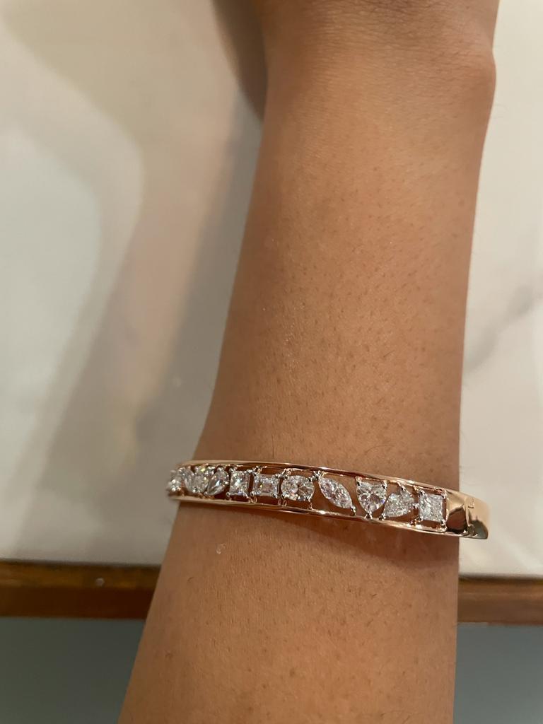 Fancy Shape Diamond Bangle Bracelet 18KT Yellow Gold In New Condition In Rutherford, NJ