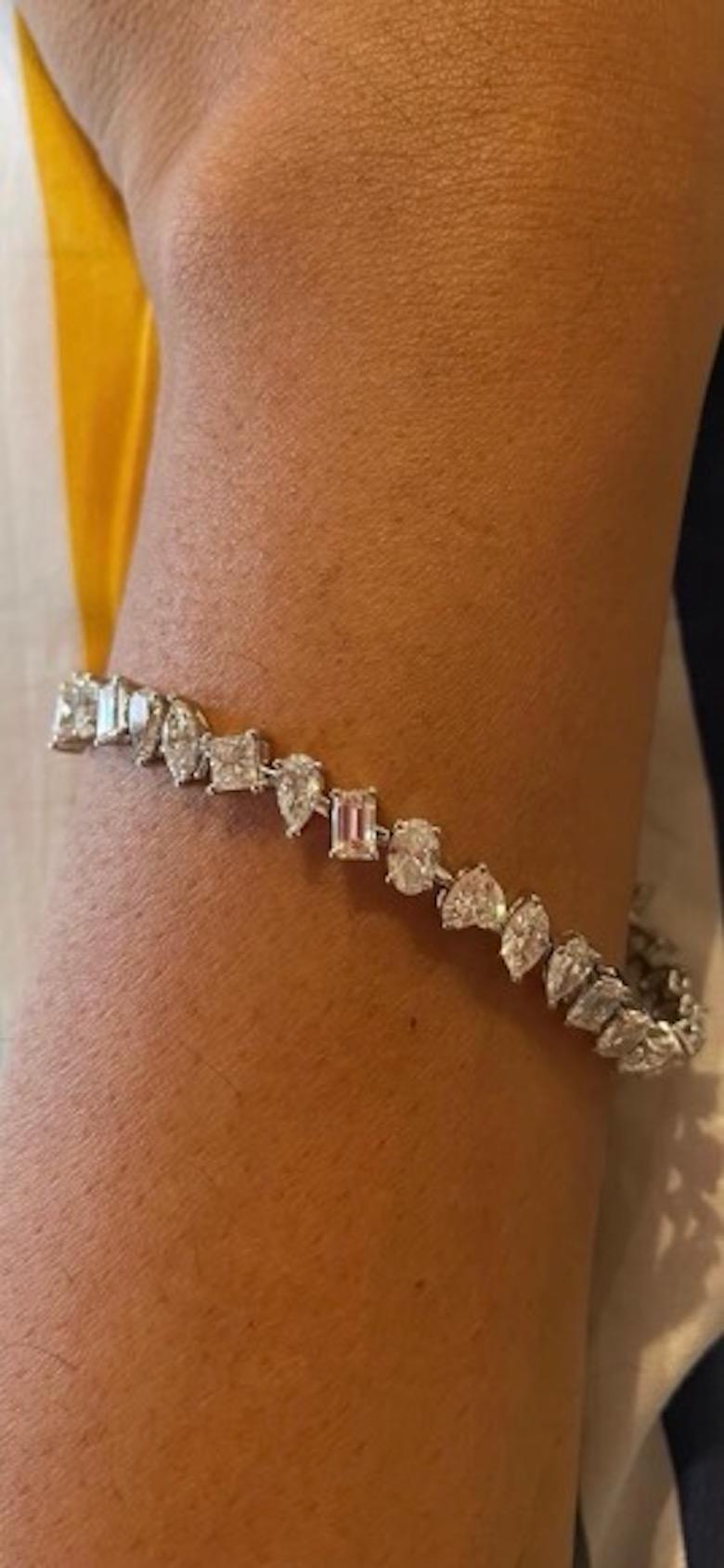 A grand party of popular diamonds.
The Carina diamond bracelet gives you more with every diamond in its symmetry. The diagonal placement of the diamonds ensures you get to flaunt maximum diamonds at a breathtaking price. Featuring a marvelous set of