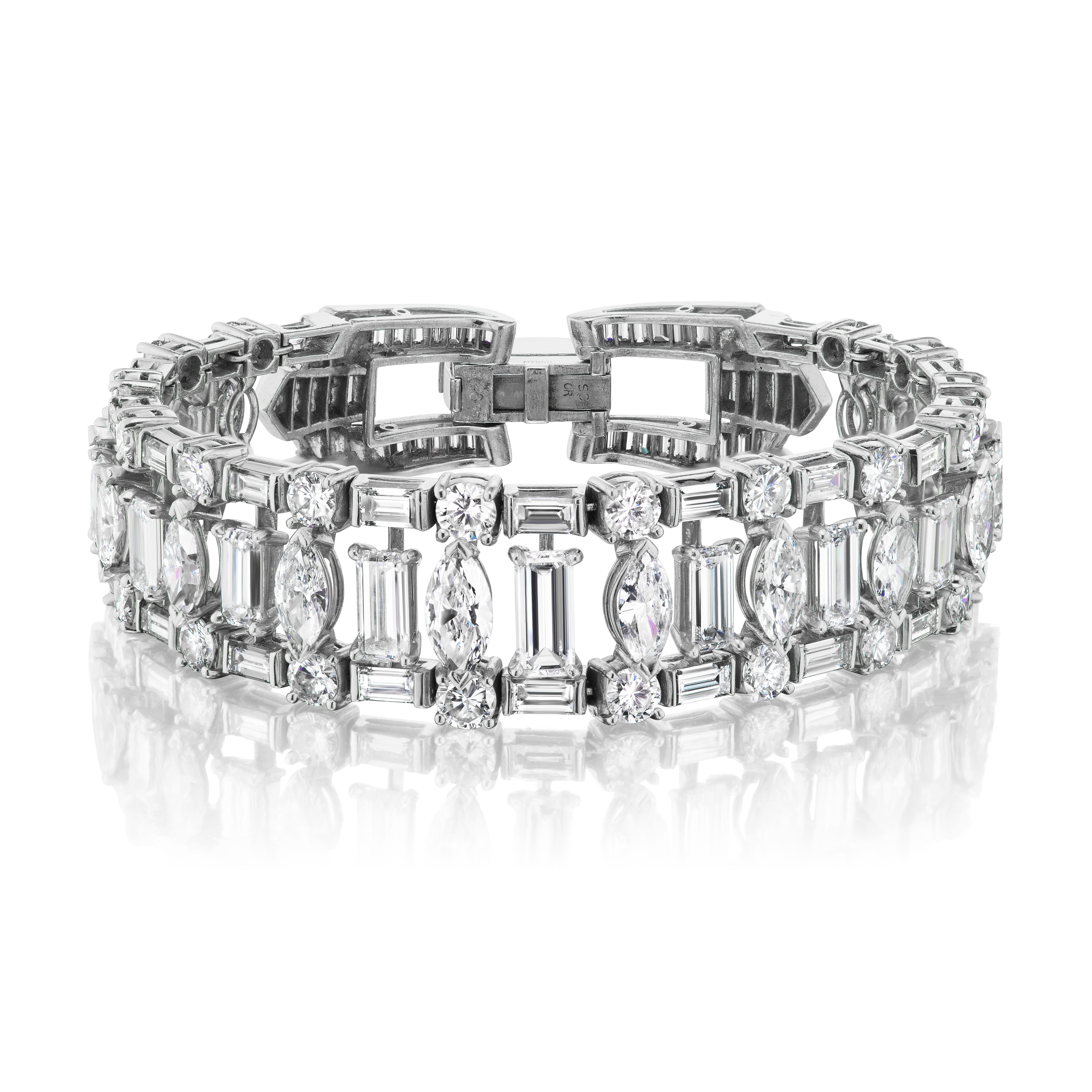 Dieses elegante Armband aus Diamanten und Platin zeichnet sich durch Diamanten im Marquise- und länglichen Smaragdschliff aus, die durch runde Brillanten akzentuiert werden, und hat einen Verschluss in Baguette-Fassung. Dieses außergewöhnliche
