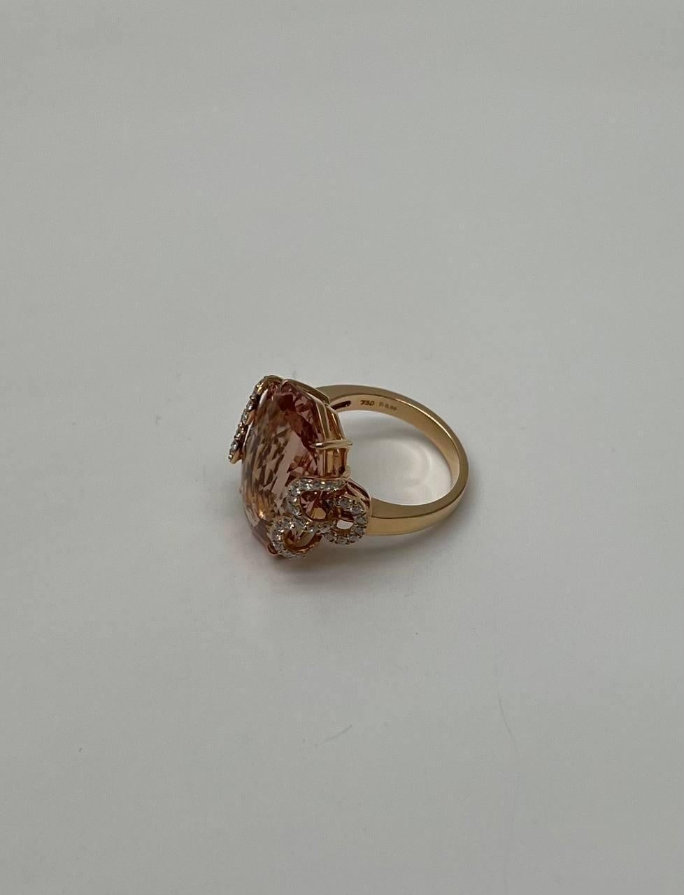 Taglio misto Anello in oro rosa 18 carati con accenti di diamante e rotolo di morganite rosa, a forma di fantasia. in vendita