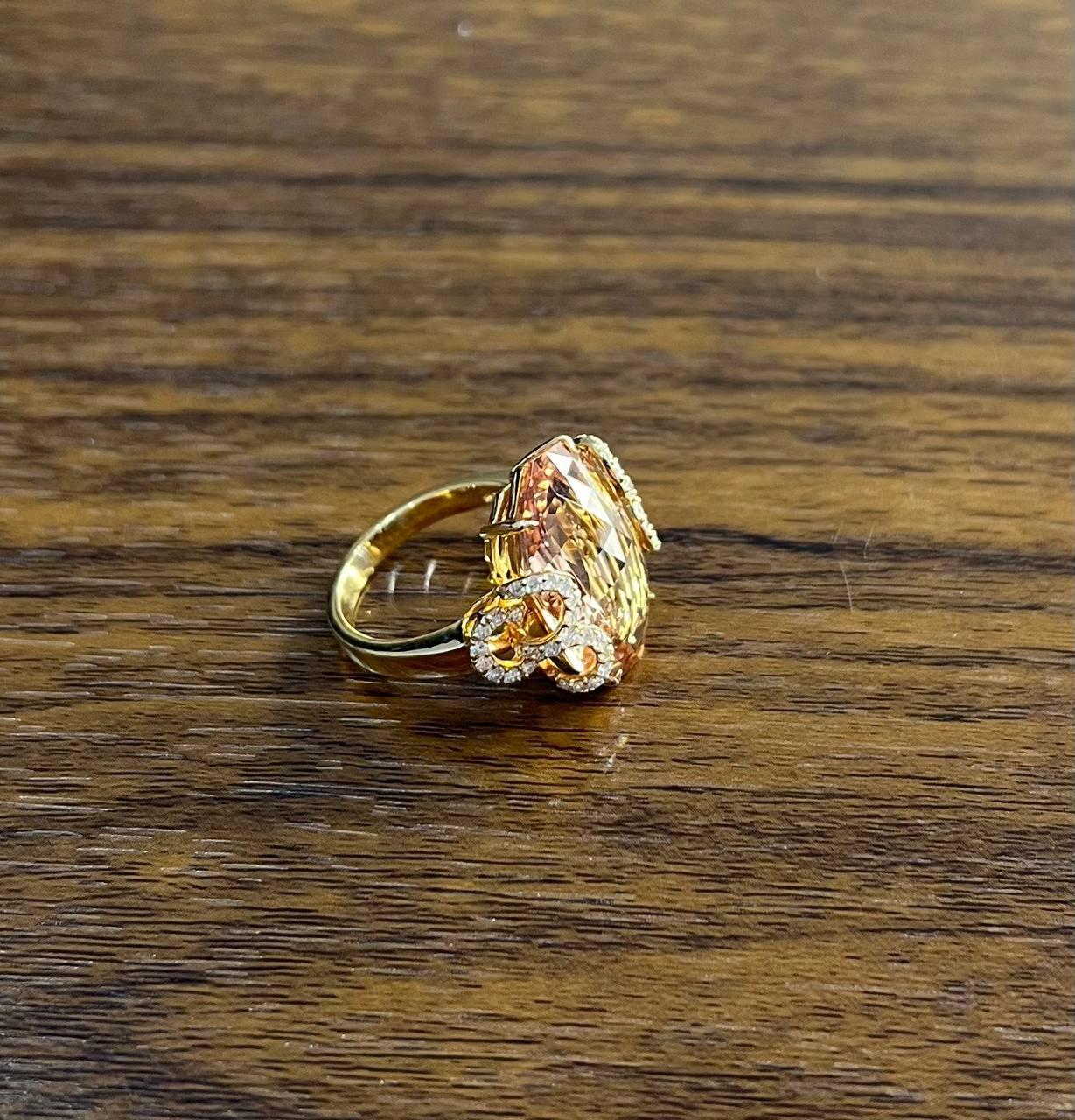 Donna Anello in oro rosa 18 carati con accenti di diamante e rotolo di morganite rosa, a forma di fantasia. in vendita