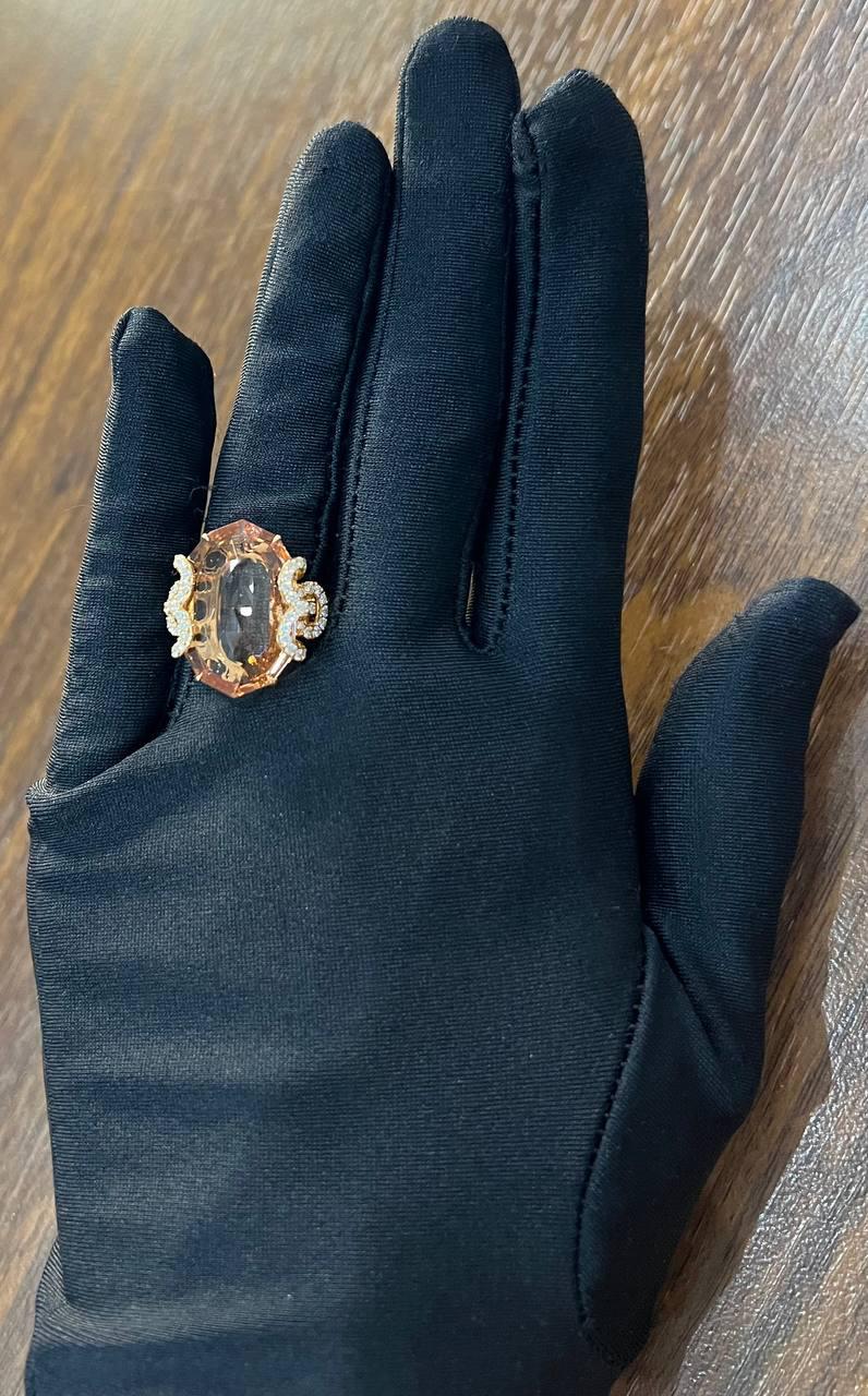 Anello in oro rosa 18 carati con accenti di diamante e rotolo di morganite rosa, a forma di fantasia. in vendita 3