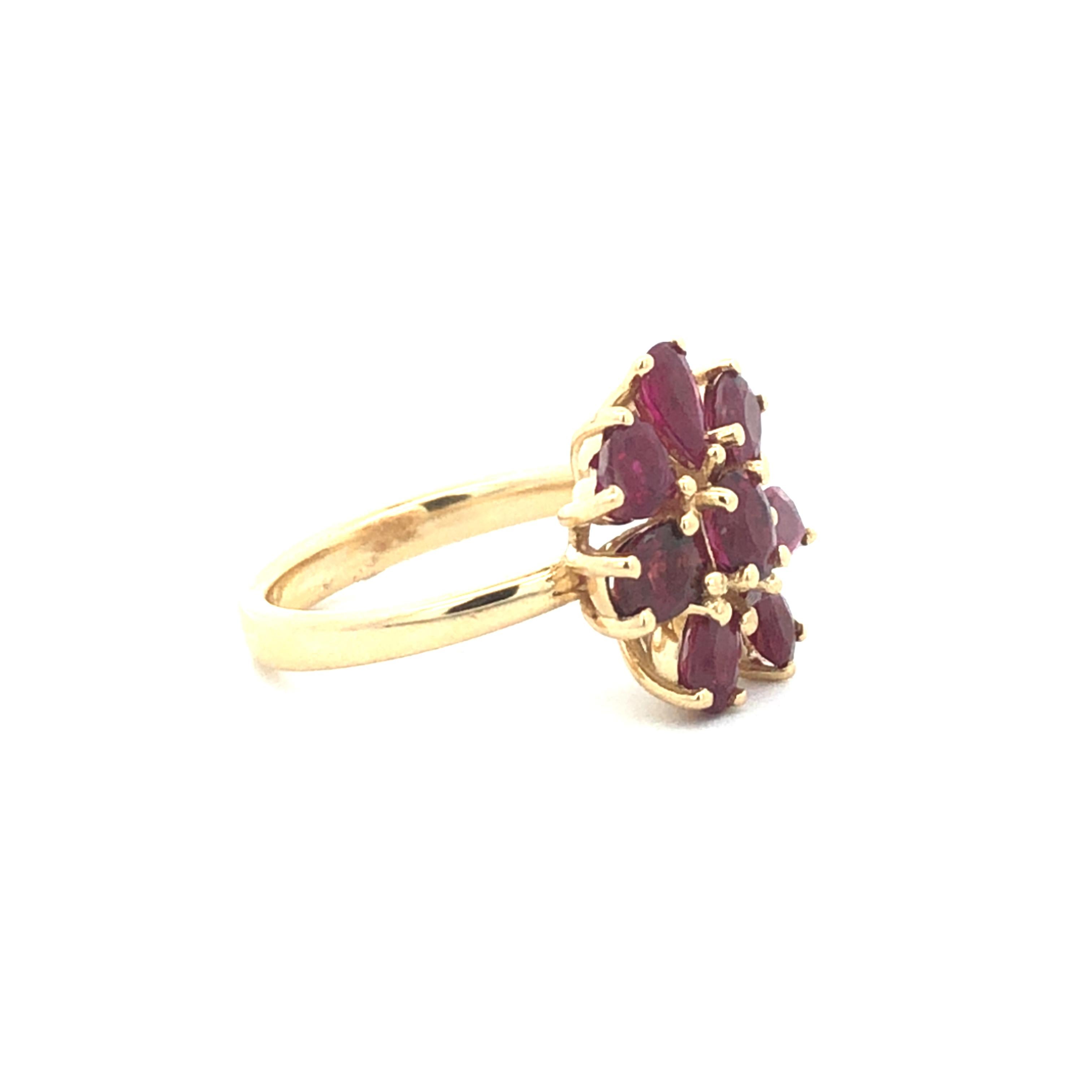 Dieser atemberaubende Ring ist ein Fest der leuchtenden Farben und des eleganten Designs. Er ist aus 14-karätigem Gelbgold gefertigt und besticht durch eine Ansammlung von Rubinen mit einem Gesamtgewicht von etwa 3,02 Karat. Der Ring zeigt eine