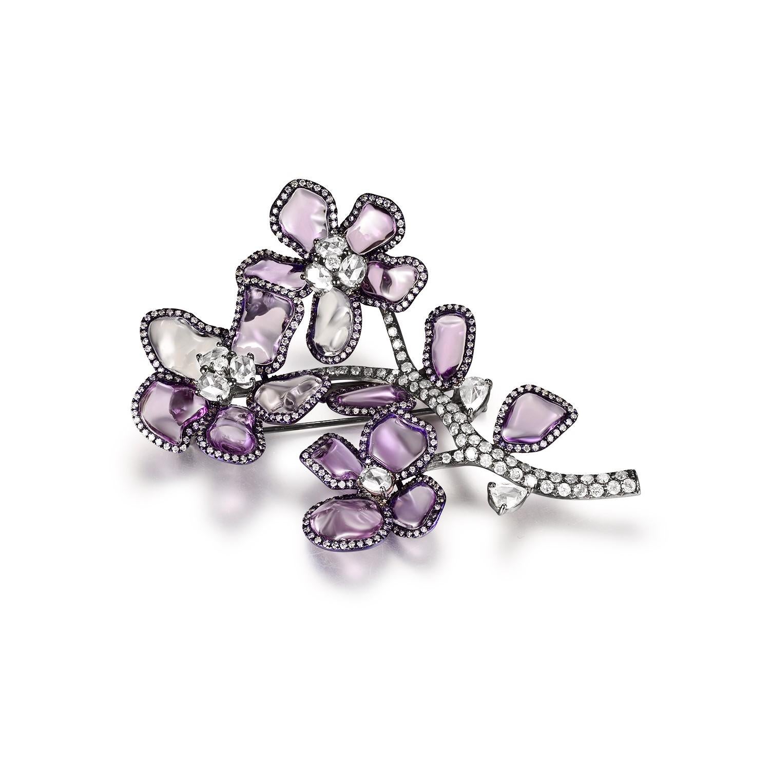 Este impresionante broche de flor es una auténtica obra maestra del diseño de joyas. Presenta un total de 28,21 quilates de zafiros de fantasía, cuidadosamente seleccionados por su belleza y vivacidad. Los zafiros se complementan con 1,84 quilates