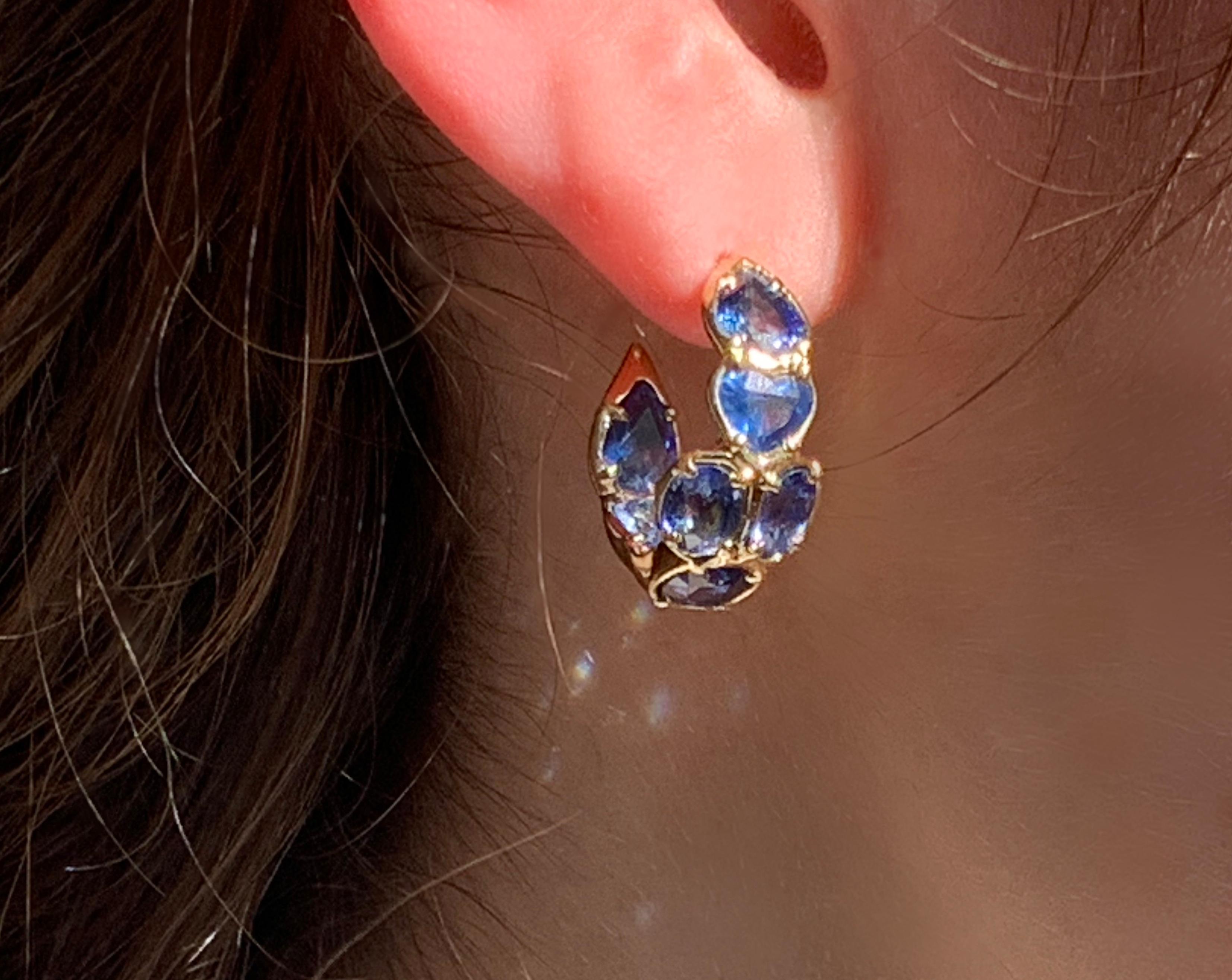 Fancy Shaped Blue Sapphire Ooak Hoop Earrings in 18kt Yellow Gold im Zustand „Neu“ im Angebot in Weehawken, NJ