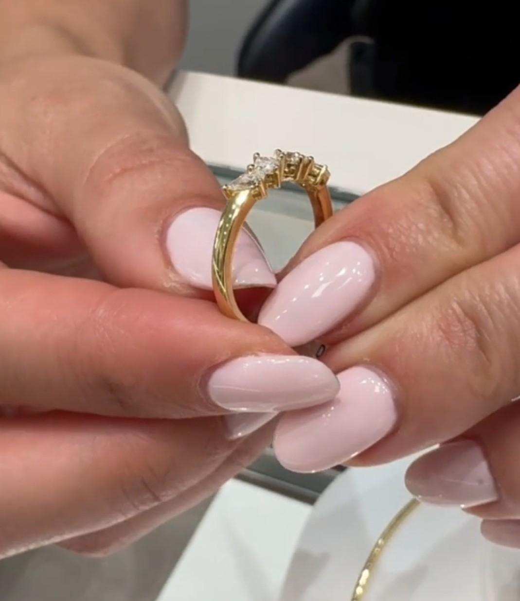 Bague en or jaune 18 carats avec diamant de forme fantaisie en vente 3