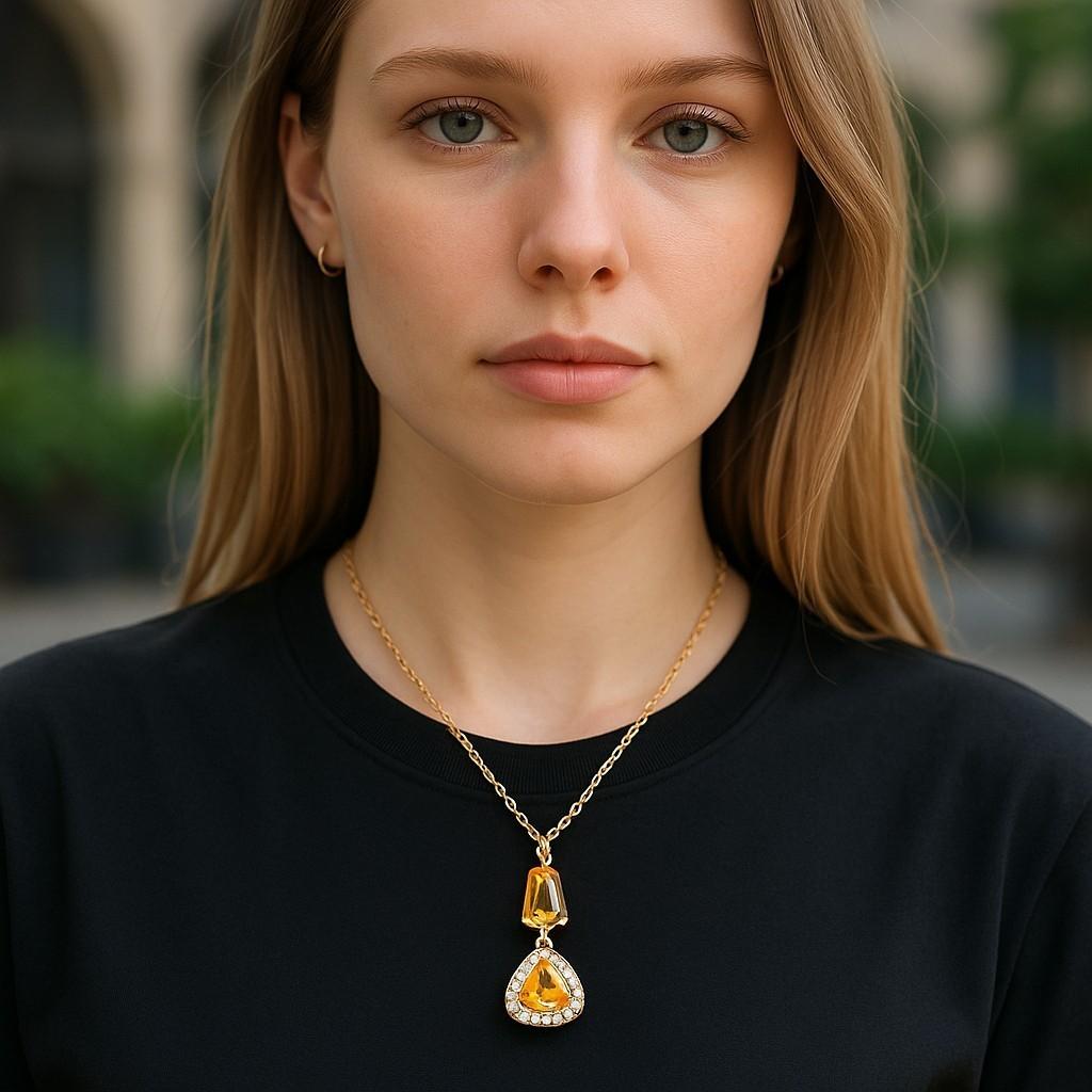 Nous vous présentons notre exquis pendentif en or orné de saphirs jaunes et de diamants en halo, un chef-d'œuvre intemporel qui incarne l'élégance et la sophistication. Ce pendentif méticuleusement réalisé est un mélange harmonieux de pierres