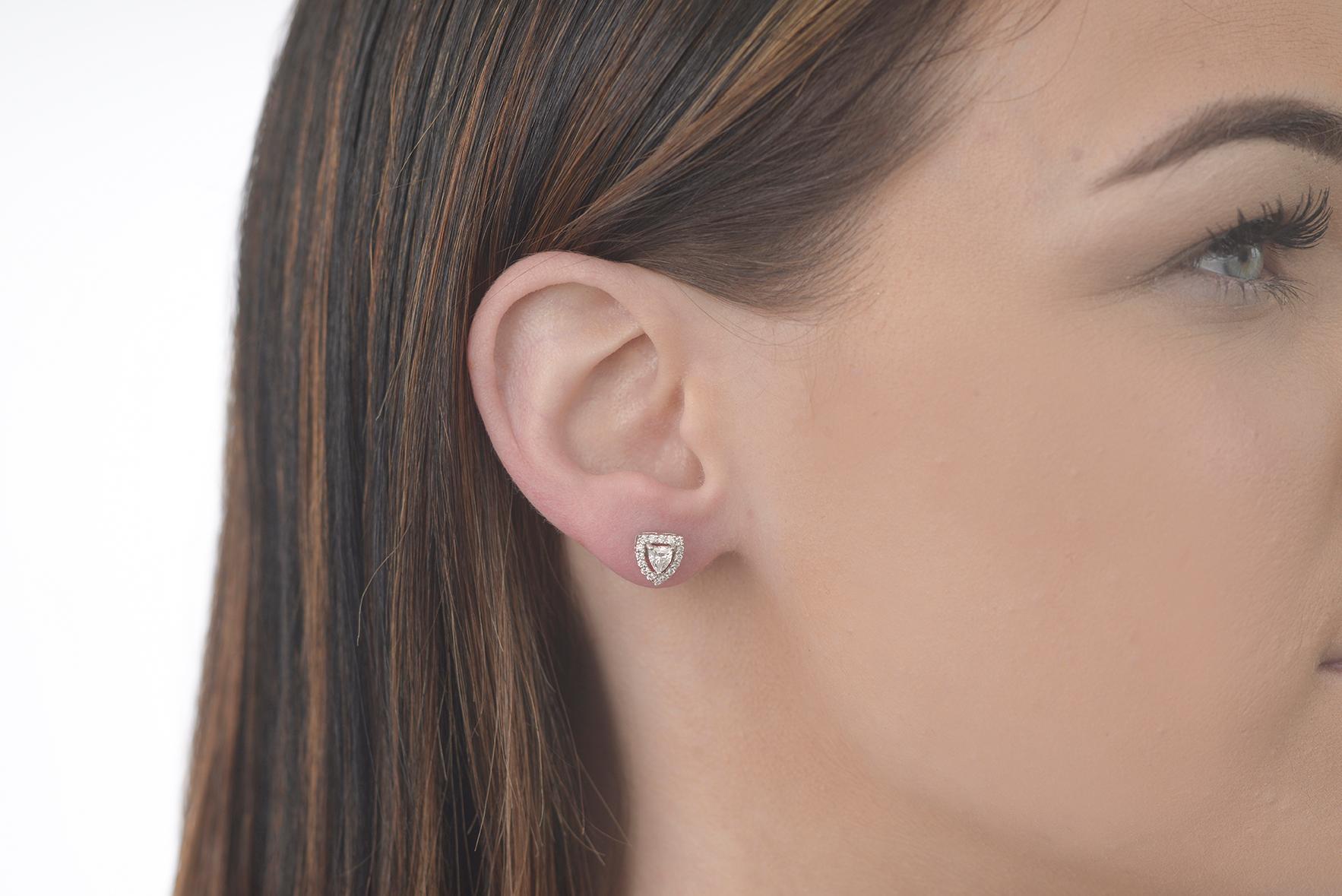 Contemporain Clous d'oreilles fantaisie en forme de bouclier en diamants en vente