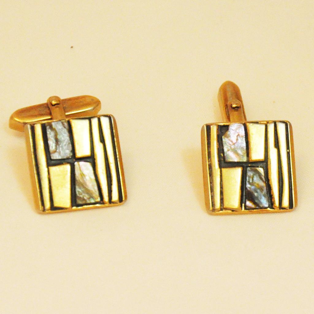 Fancy Sixties mother-of-pearl patterned cufflinks
gold-coloured, square cufflinks with permutated inlays on a patterned plate.

Classic push-through closure, also suitable for double cuffs.
The exciting design of this typical men's accessory is
