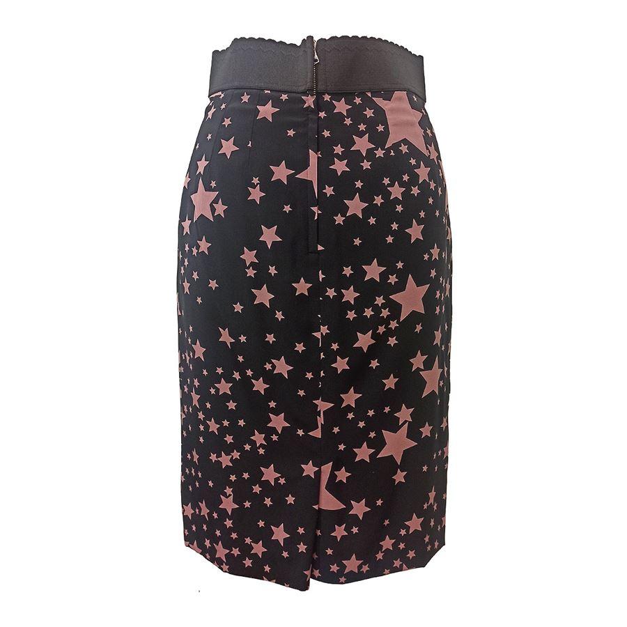 Missing composition and size tag Black color with pink stars fancy Back zip closure Total length cm 62 (2440 inches) Waist cm 34 (1338 inches)
