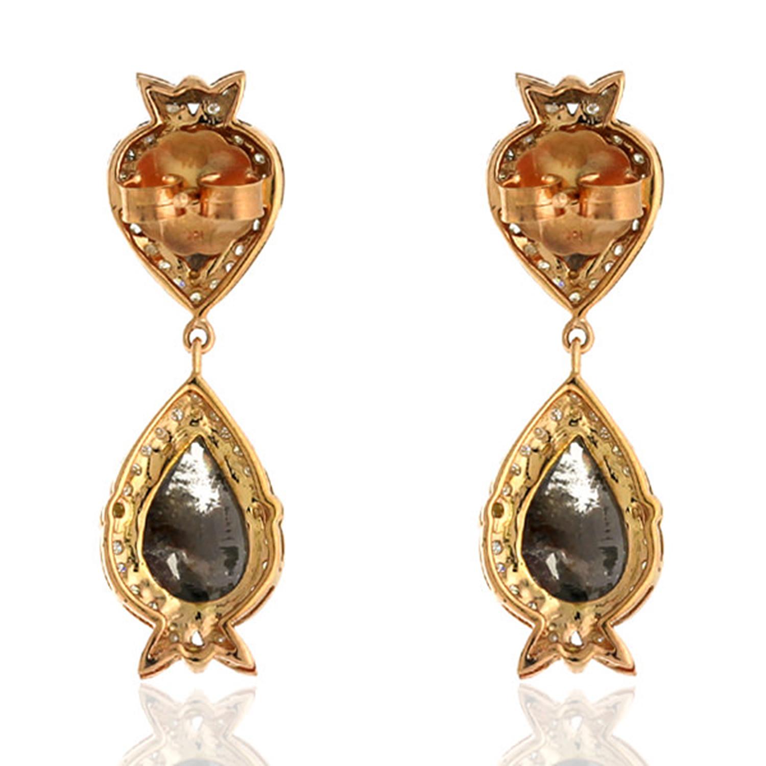 Diese Fancy Slice-Diamantohrringe sind handgefertigt aus 18-karätigem Gold und mit 7,17 Karat Diamanten besetzt. 

FOLGEN  MEGHNA JEWELS Storefront, um die neueste Kollektion und exklusive Stücke zu sehen.  Meghna Jewels ist stolz darauf,