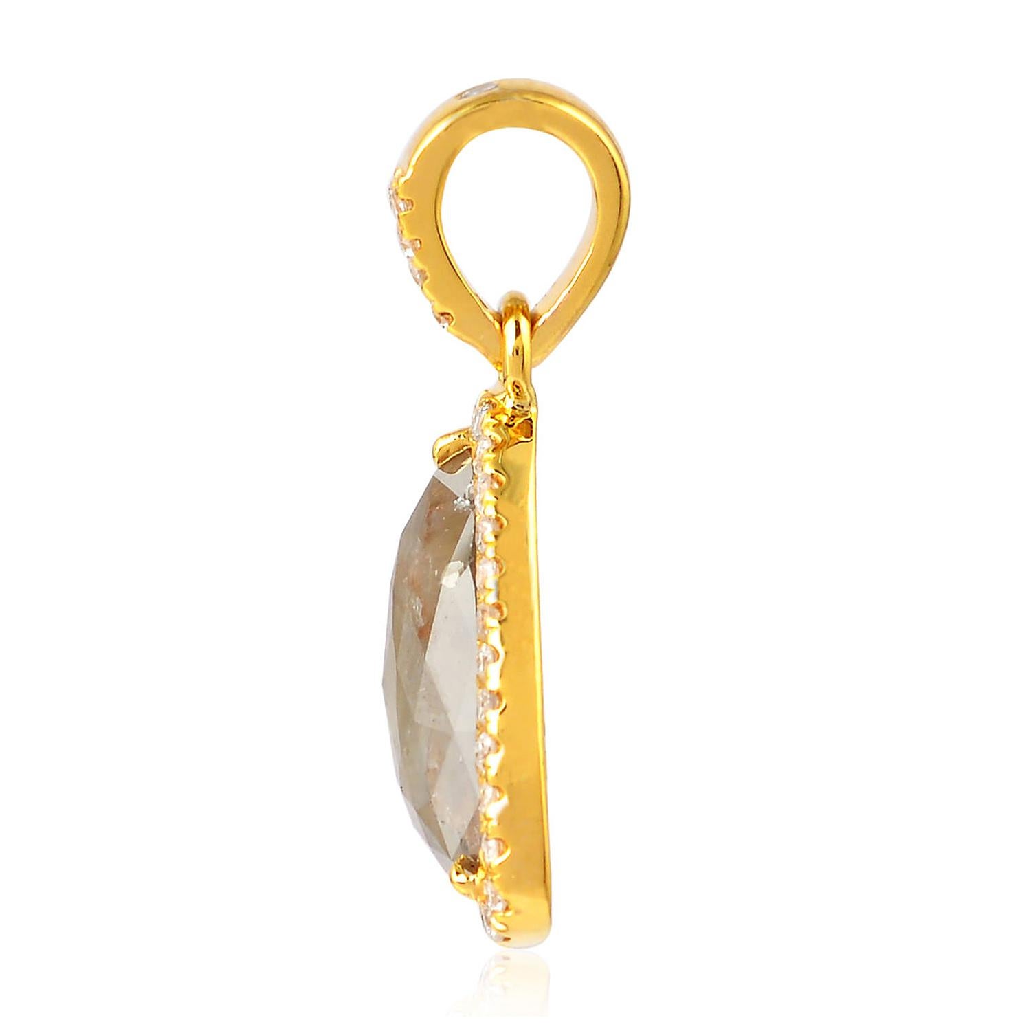 Questo splendido ciondolo è stato meticolosamente realizzato in oro a 18 carati. È incastonato con 3,21 carati di diamanti naturali a fette e diamanti a pavé.

SEGUI  Visita la vetrina di Meghna Jewels per vedere l'ultima collezione e i pezzi