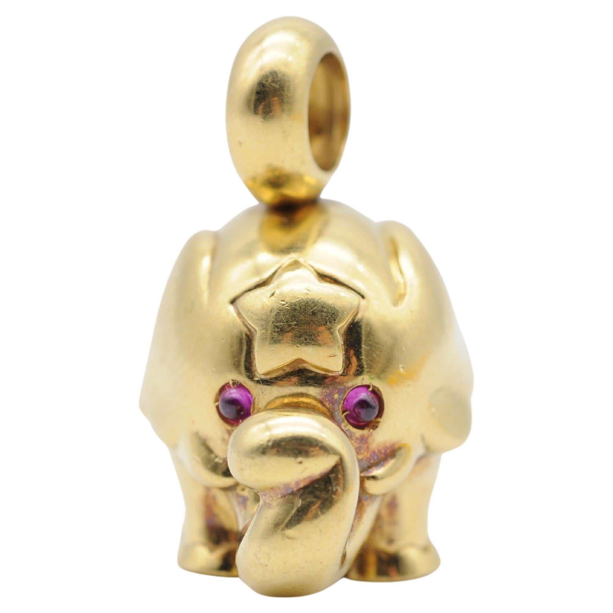 Sehen Sie sich den majestätischen Fancy Solid Elephant Anhänger in 18k Gelbgold mit Rubin an. Dieses Schmuckstück ist nicht einfach nur ein Anhänger, sondern ein Meisterwerk, das die Essenz von Eleganz, Anmut und Kraft einfängt. Dieser Anhänger ist