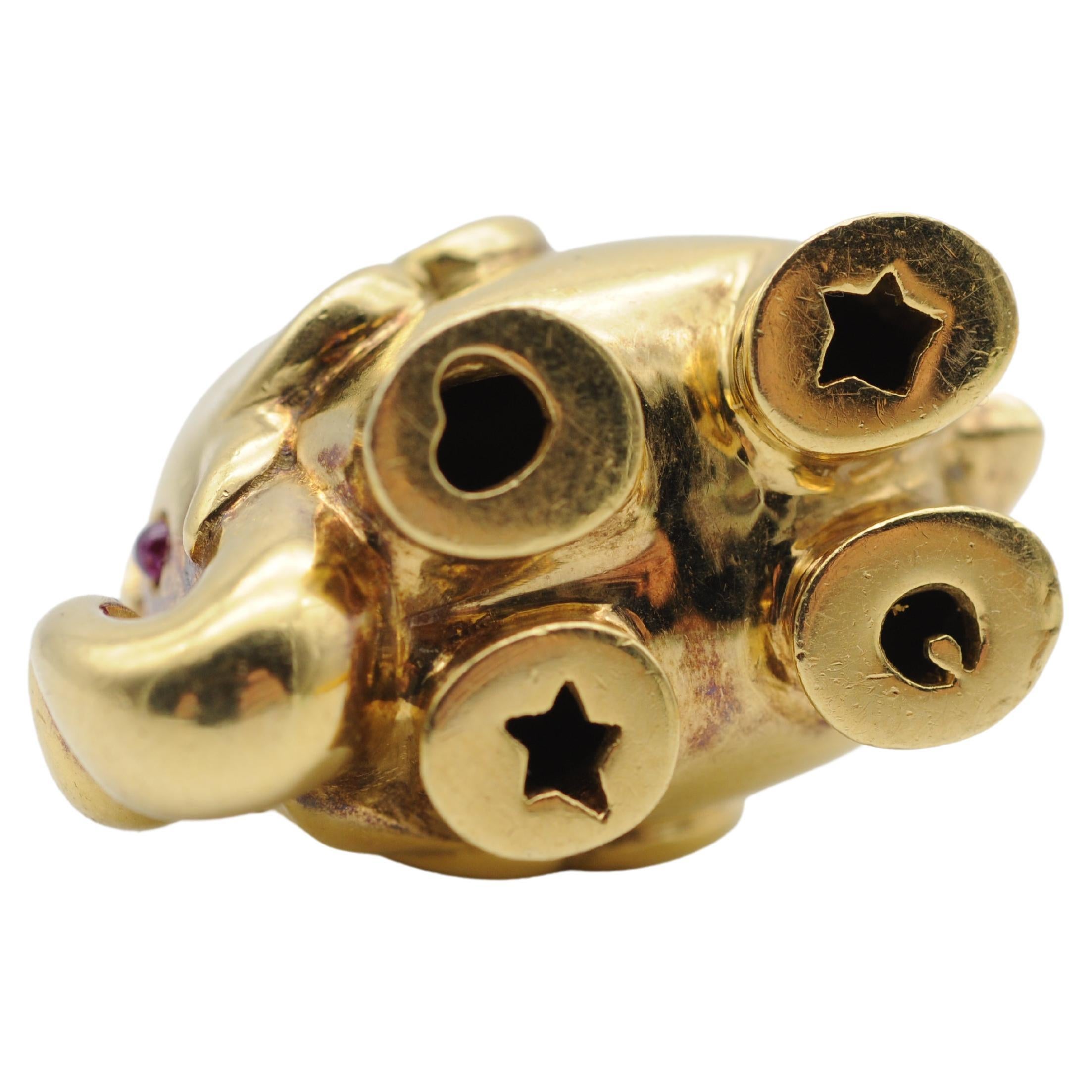 Fancy massiver Elefantenanhänger aus 18 Karat Gelbgold mit Rubin (Brillantschliff)