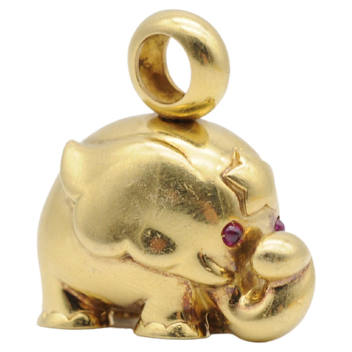 Fancy massiver Elefantenanhänger aus 18 Karat Gelbgold mit Rubin 2