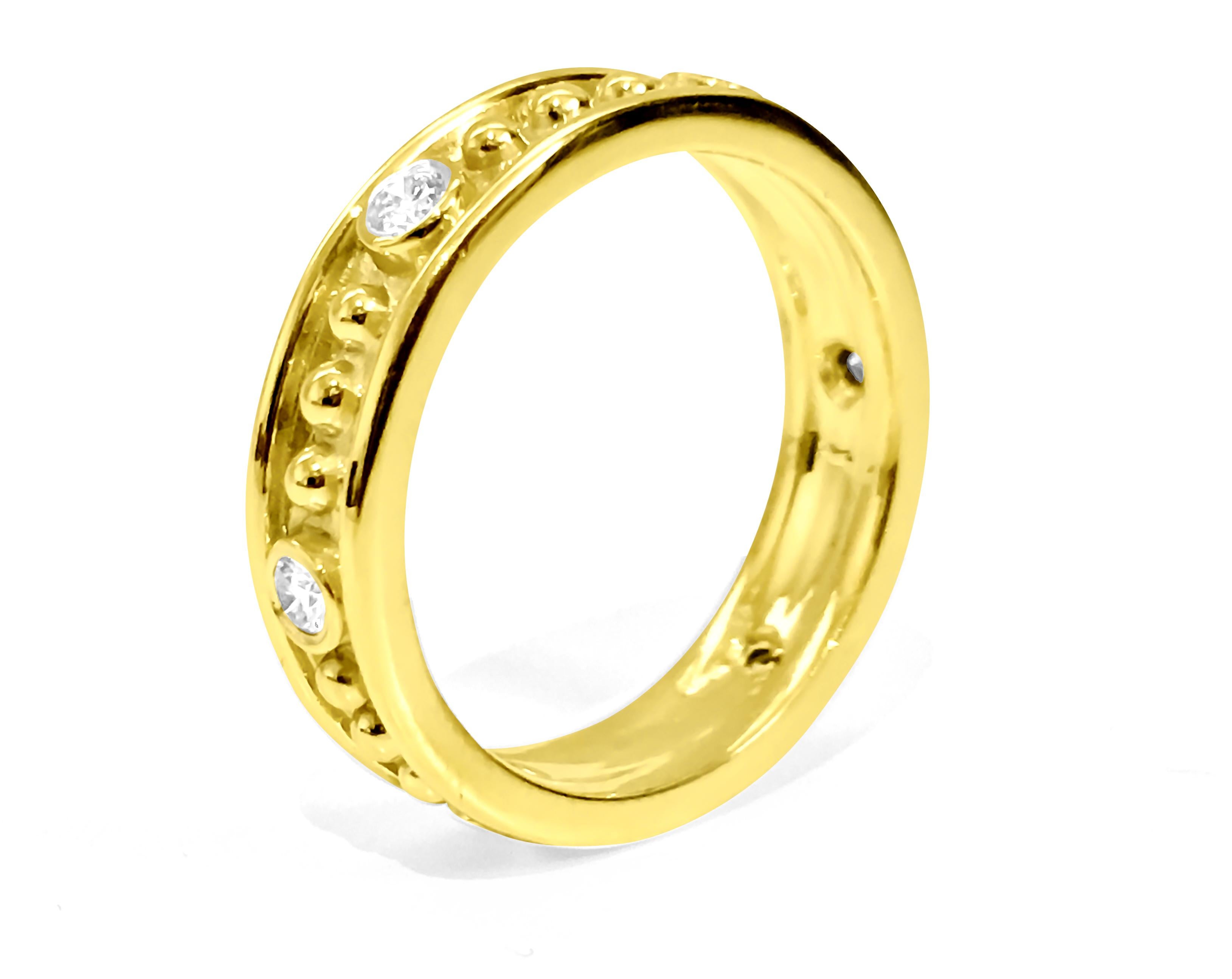 Entra in un'eleganza senza tempo con il nostro squisito anello in oro giallo 18 carati impreziosito da 0,48 carati di diamanti di colore G e purezza VS. Realizzato meticolosamente, questo pezzo da boutique di ispirazione vintage è la scelta ideale