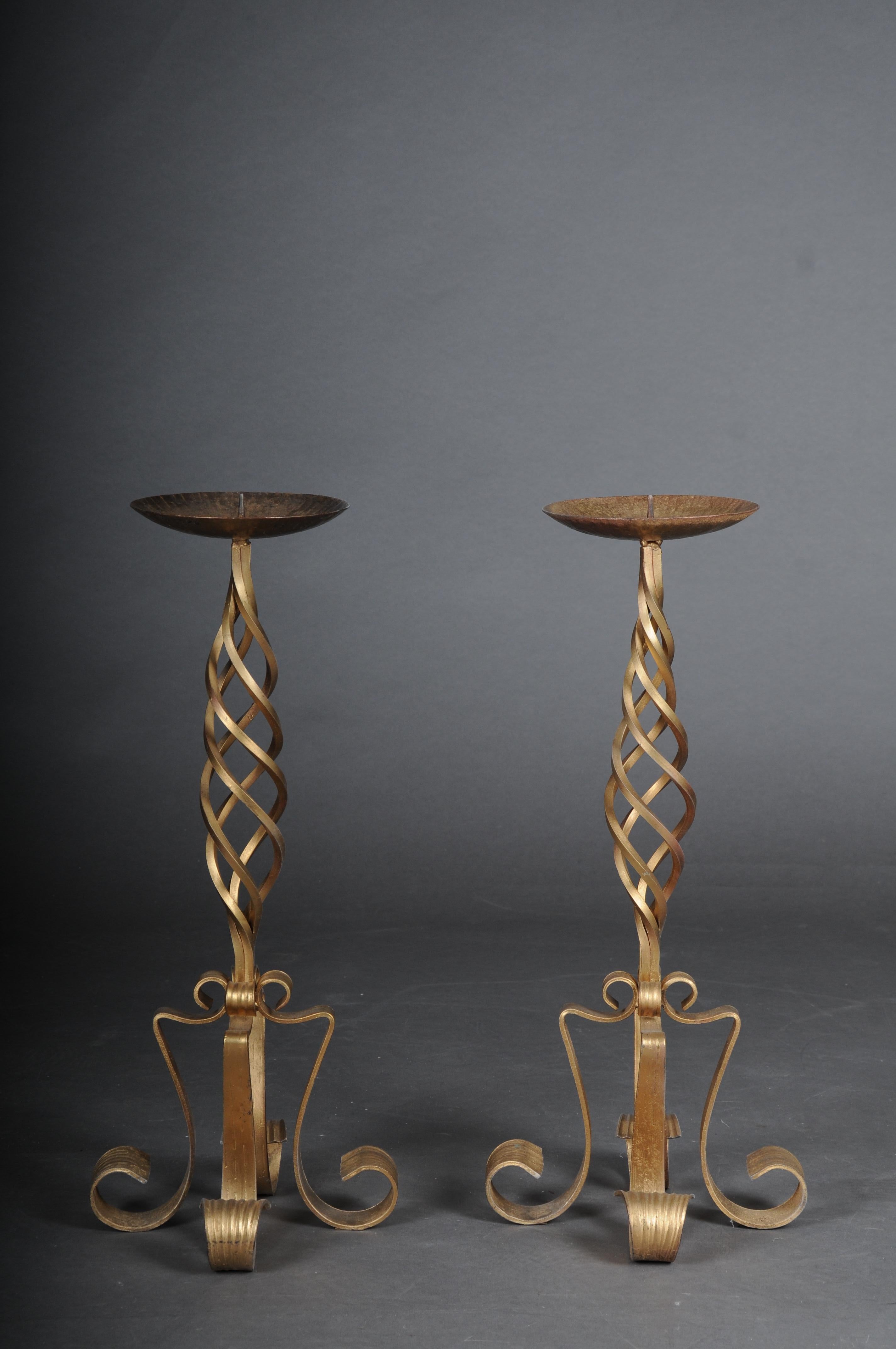 Fancy torchères/candlesticks in gilded cast iron

Spiral-shaped body, made of iron. With a wide candle plate.