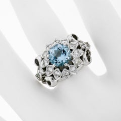 Anillo de cóctel elegante de estilo vintage en oro blanco con una aguamarina redonda de 2,85 ct y diamantes en forma de cúpula