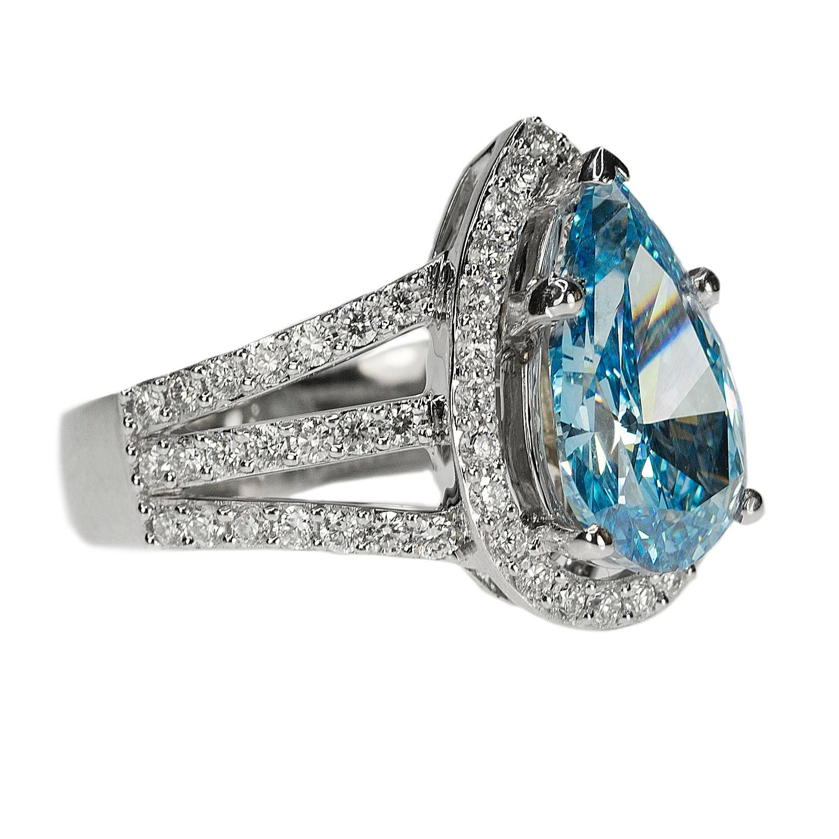 Fancy Vivid Blue HPHT Diamond Ring in 18 Karat Gold In Excellent Condition In Sarasota, FL
