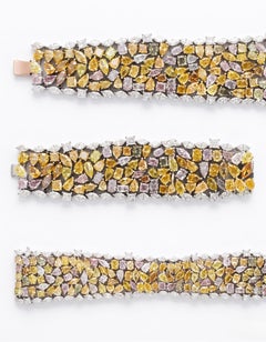 Bracciale elegante con diamanti dai colori vivaci e variegati, in oro bianco 18 carati, con 24,49 carati