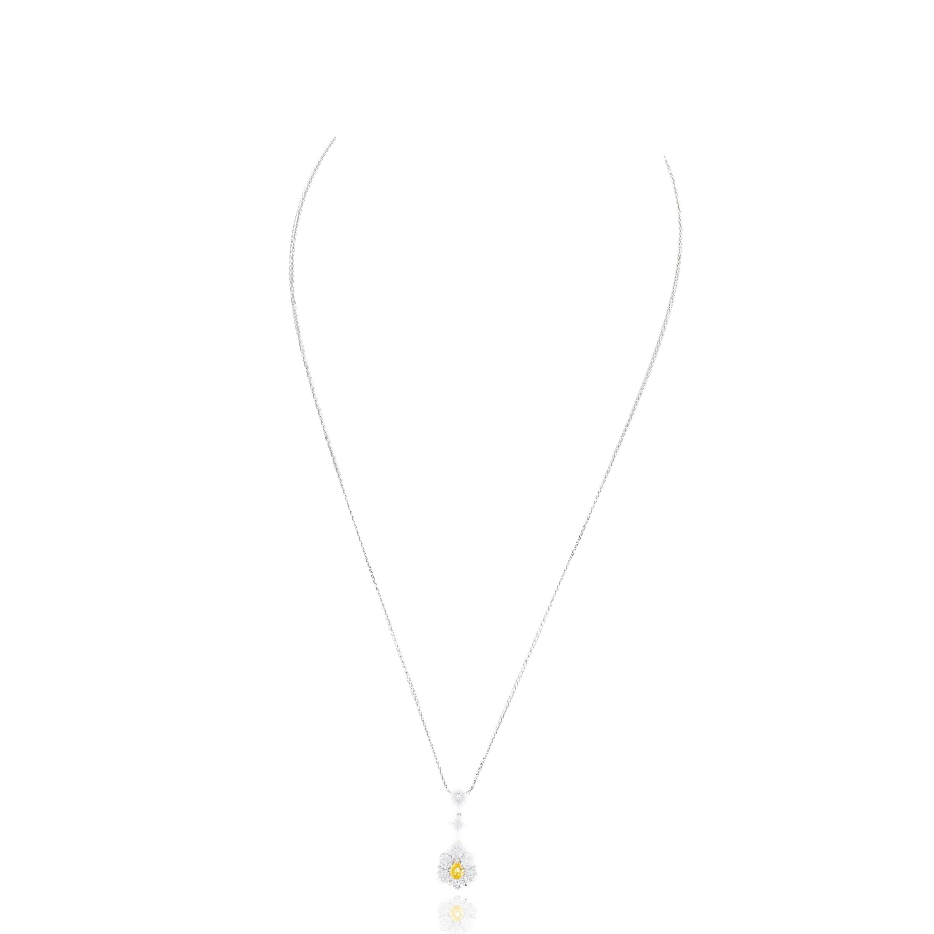 Epoca: Estate moderna
Composizione: Platino
Pietra primaria: Diamante a pera giallo arancio naturale Fancy Vivido
Peso in carati: 0,18 carati
Chiarezza: I1
Numero di rapporto del Central Gem Laboratory: AFJ 5495
A. Stone: Sette diamanti rotondi