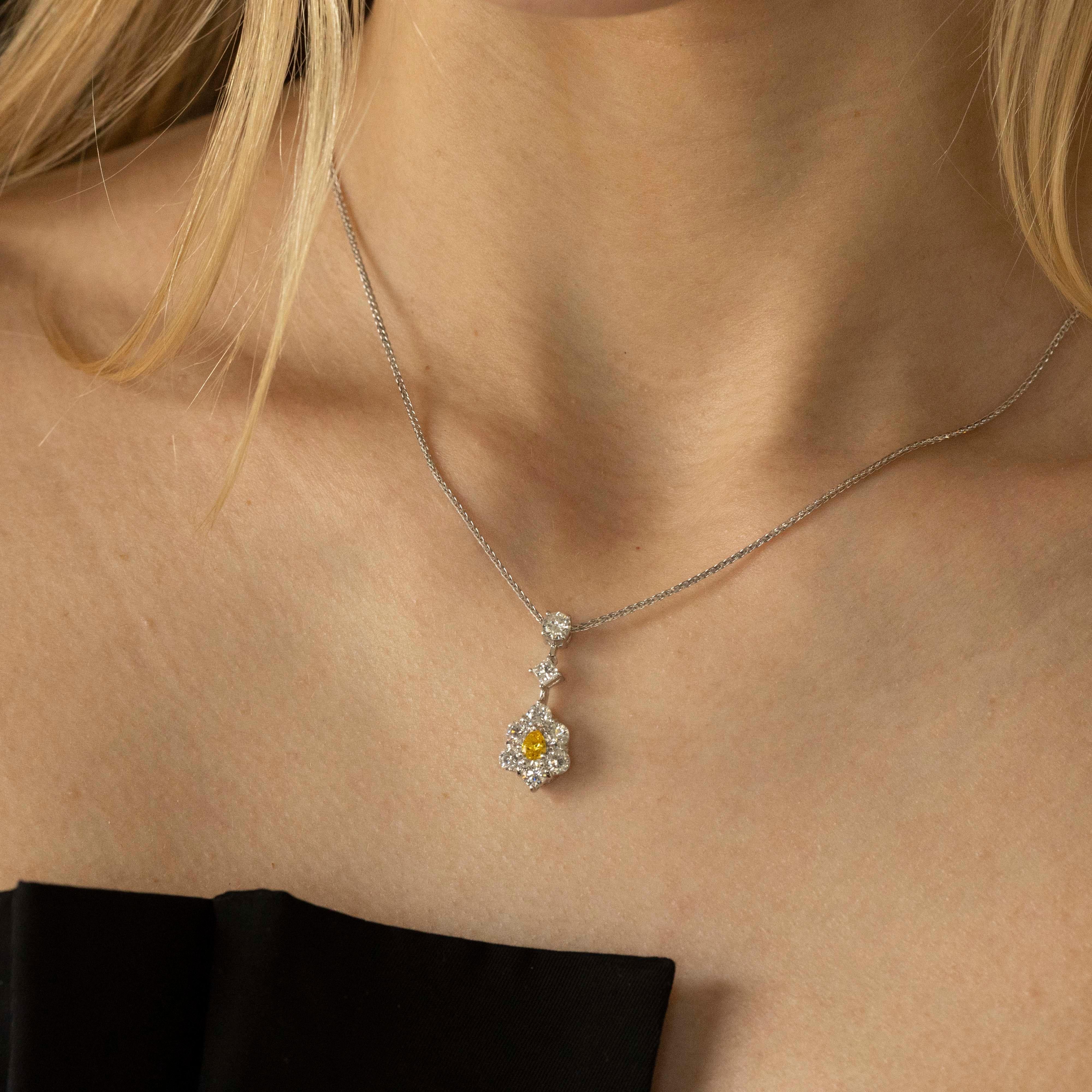 Taglio a goccia Collana di diamanti Fancy Vivid Orangy Yellow Pear .18 Carat in vendita
