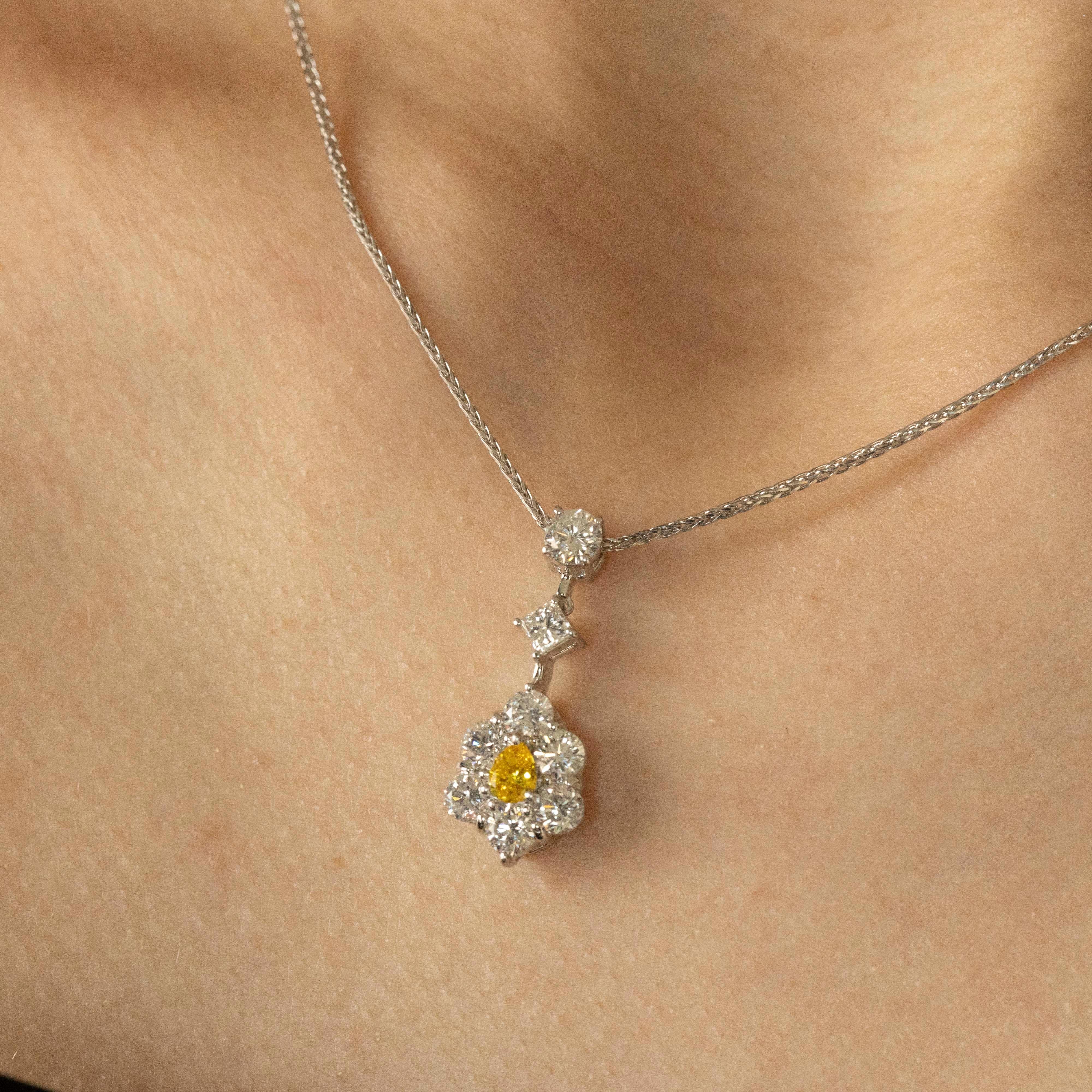 Collana di diamanti Fancy Vivid Orangy Yellow Pear .18 Carat In condizioni ottime in vendita a Cape May, NJ