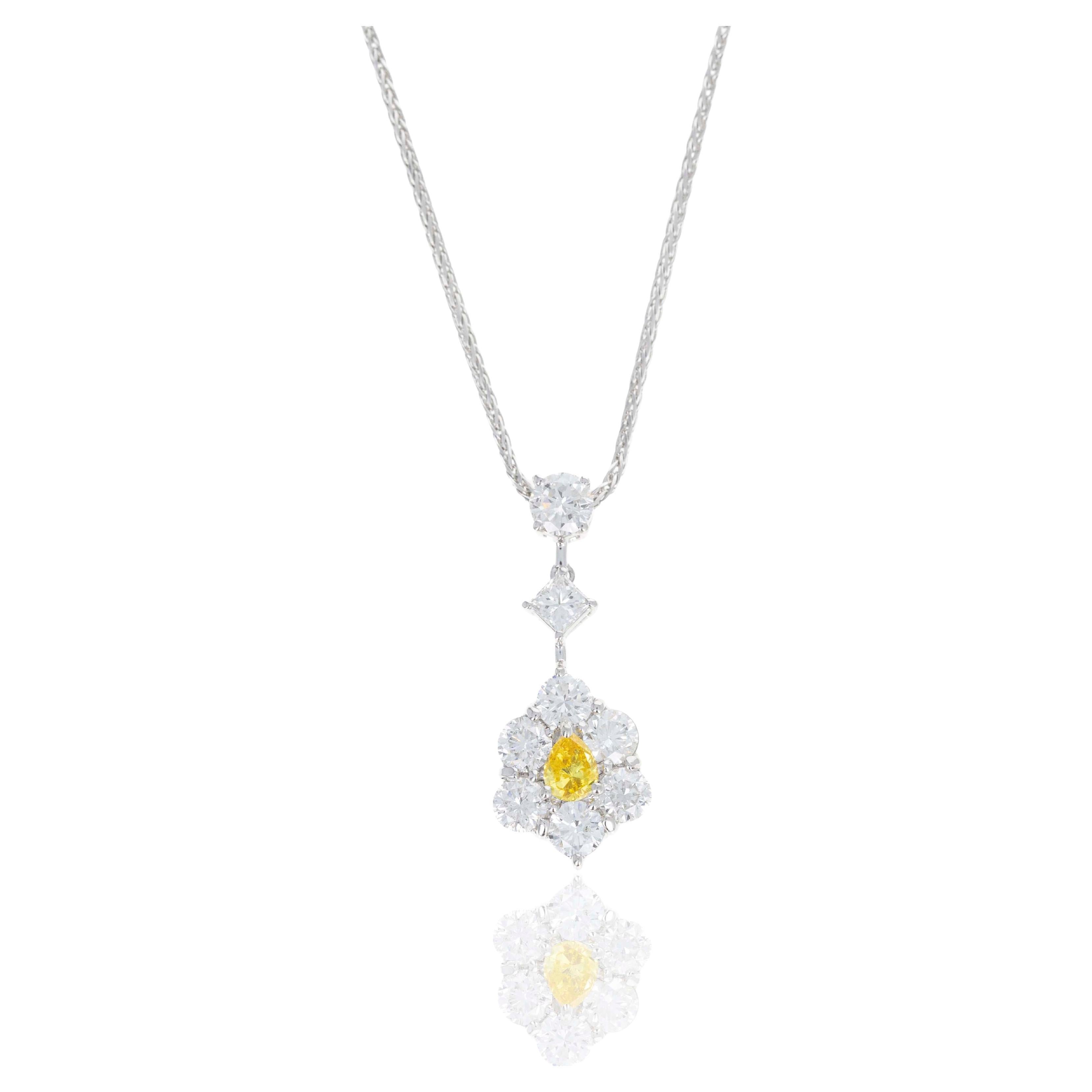Collier de diamants de 0,18 carat en poire jaune Vivid Orangy Yellow