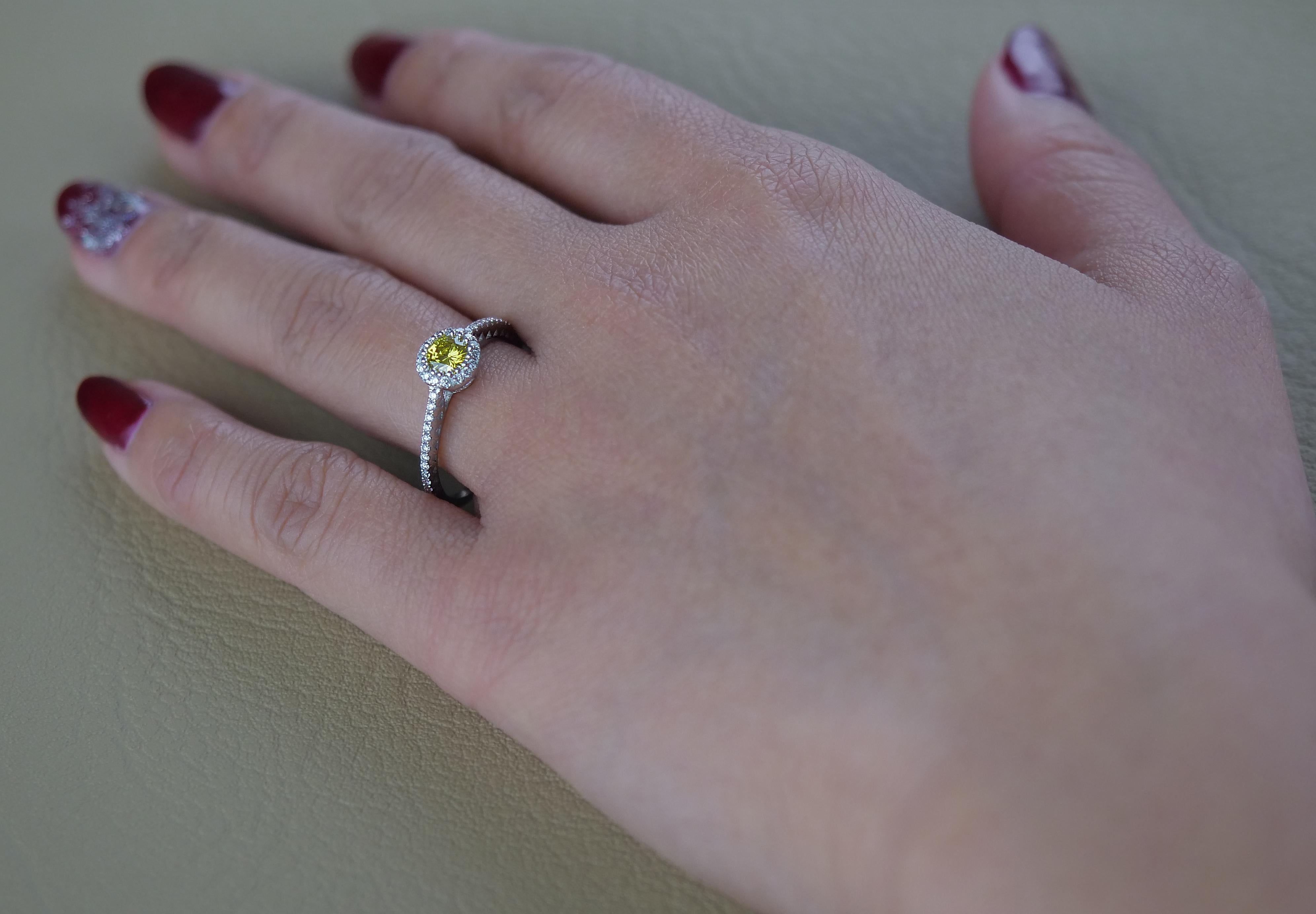Fancy Vivid Yellow 0.36ct & White Round Brilliant Cut Diamond Cluster Ring In New Condition For Sale In London, GB