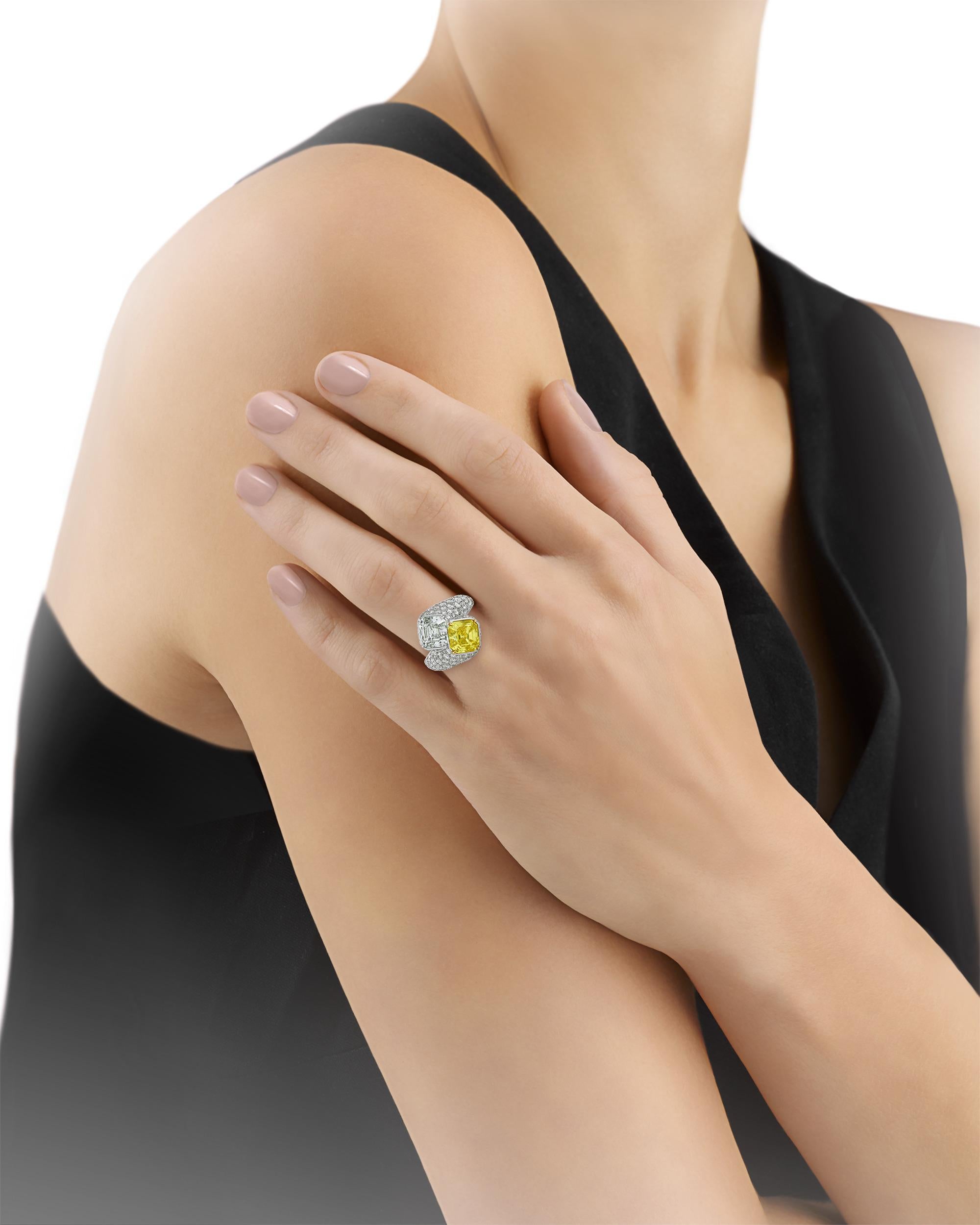Bypass-Ring mit leuchtend gelben und weißen Diamanten (Moderne) im Angebot