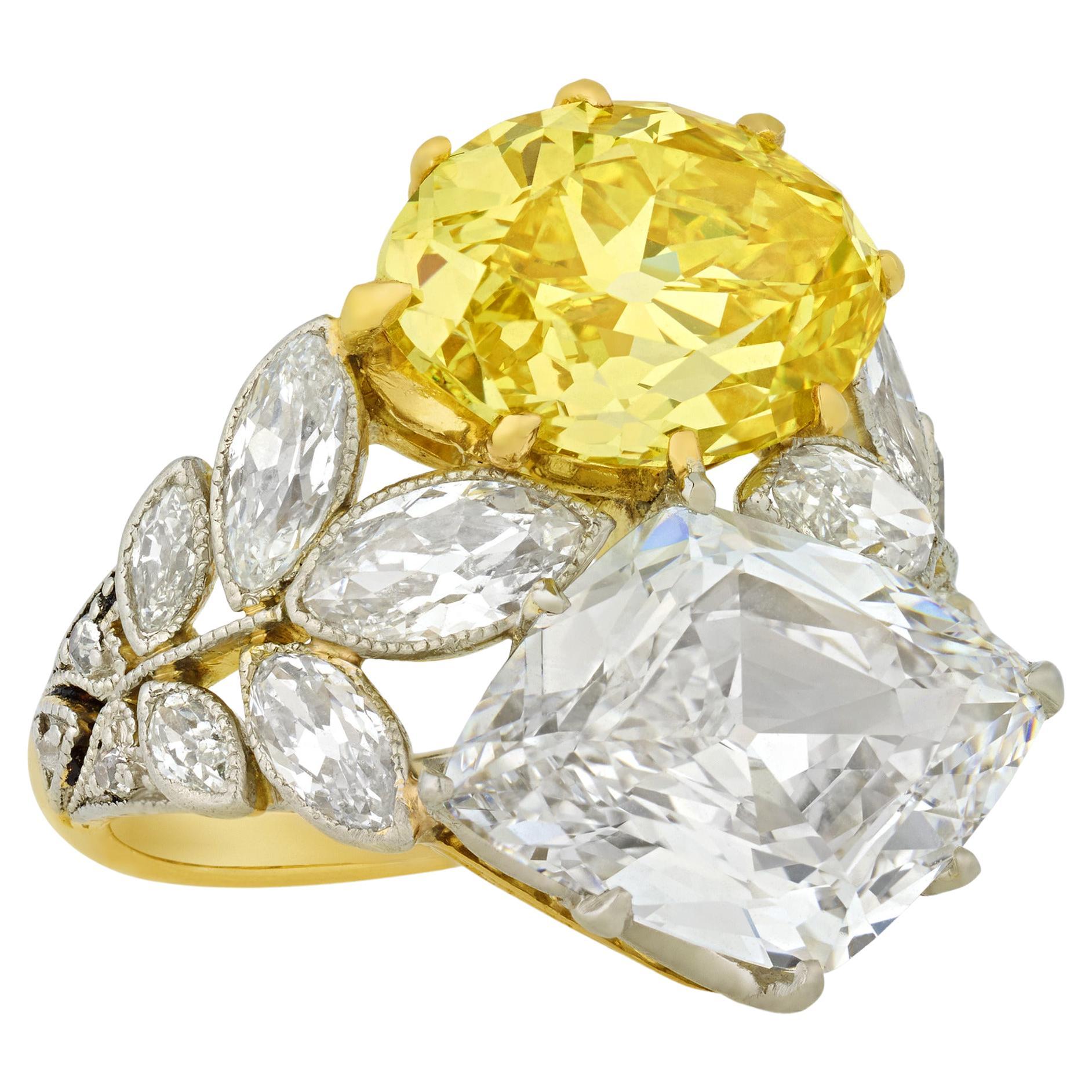Ausgefallener Vivid Yellow and White Diamond Ring im Angebot