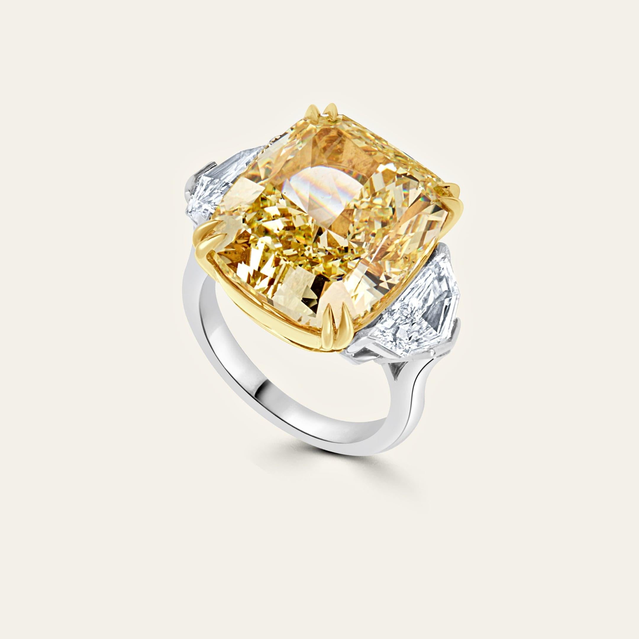 Fancy Vivid Yellow Diamond Ring In New Condition In New York, NY