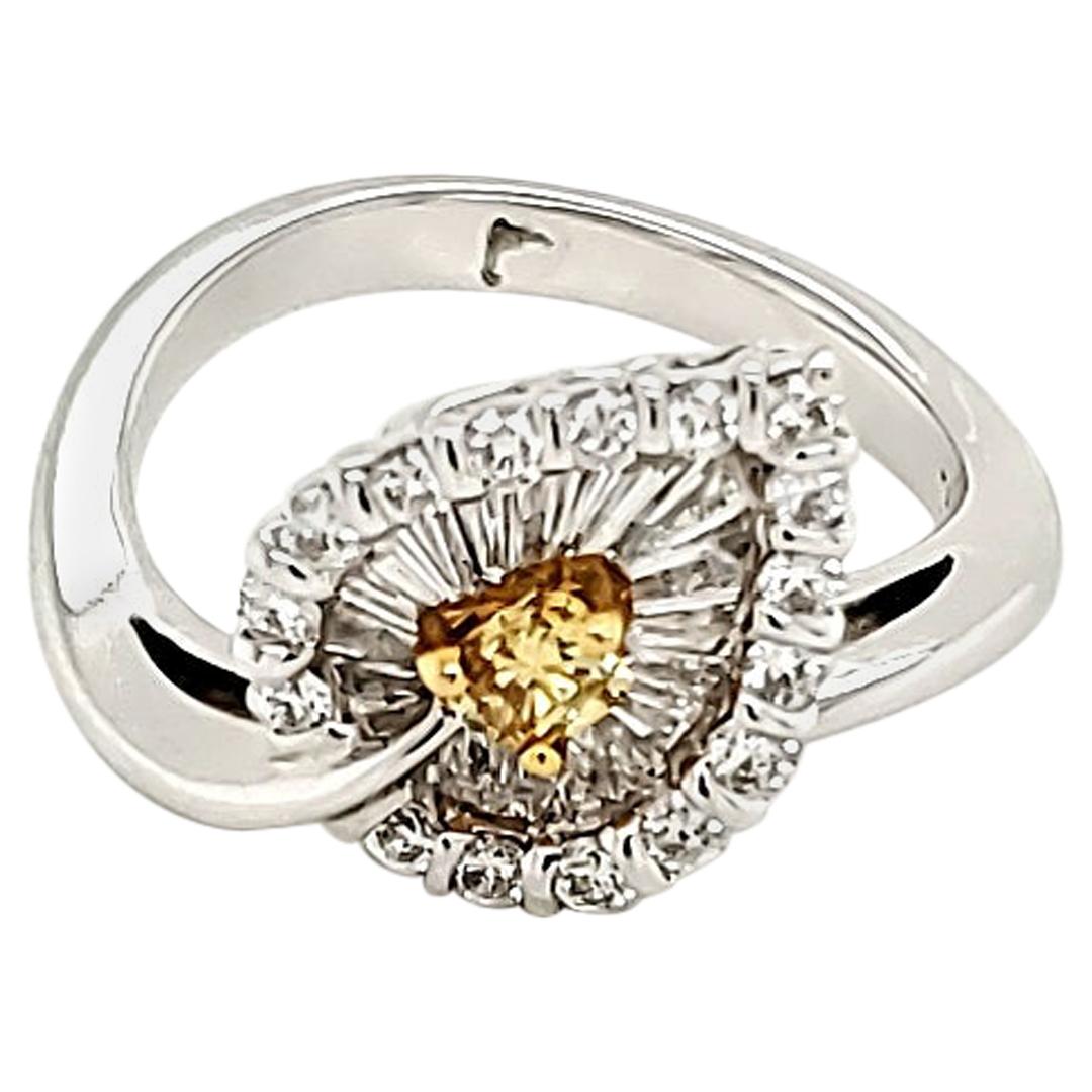 Bague de fiançailles en diamant jaune Vivid Diamonds en vente
