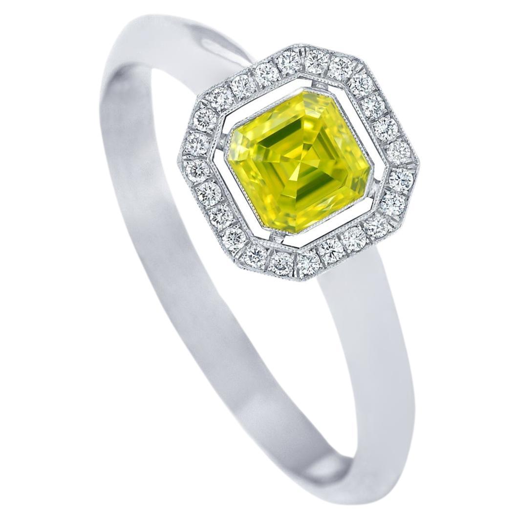 Fancy Vivid Yellow Green Diamond 18K Gold Ring For Sale