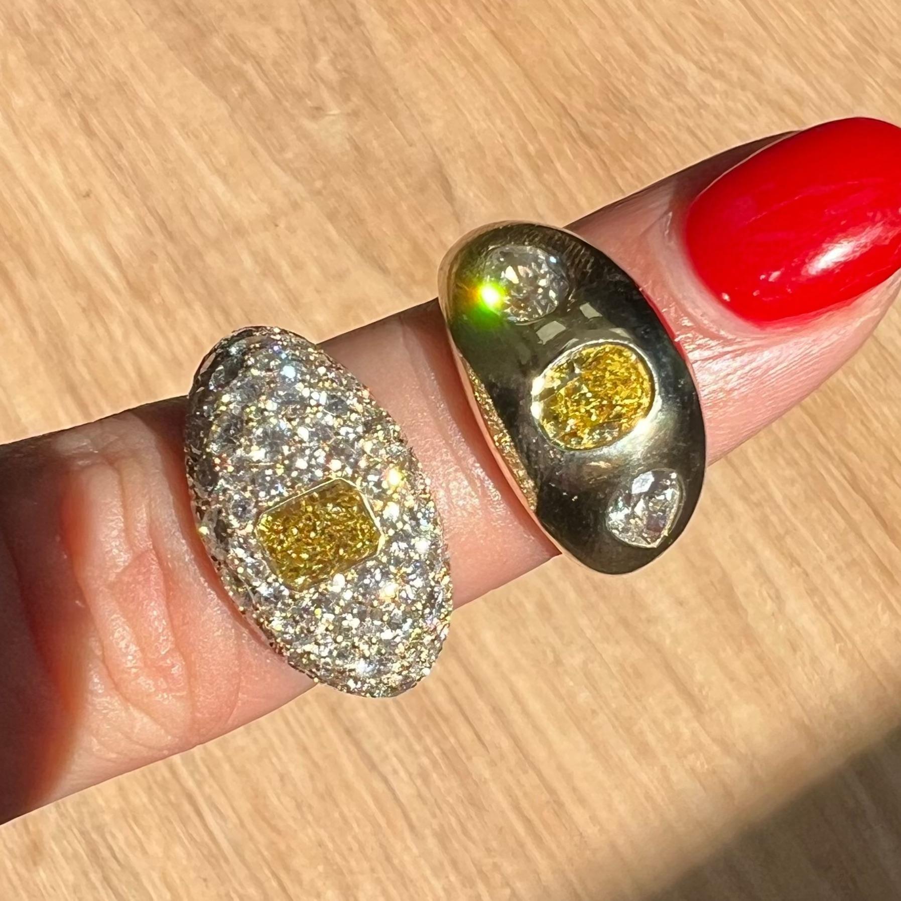 Este elegante anillo se centra en un diamante de talla ovalada Fancy Vivid Yellow de 0,71 quilates, engastado en oro amarillo de 18 quilates para un aspecto cálido y radiante. Con certificado GIA, la piedra central amarillo vivo está flanqueada por