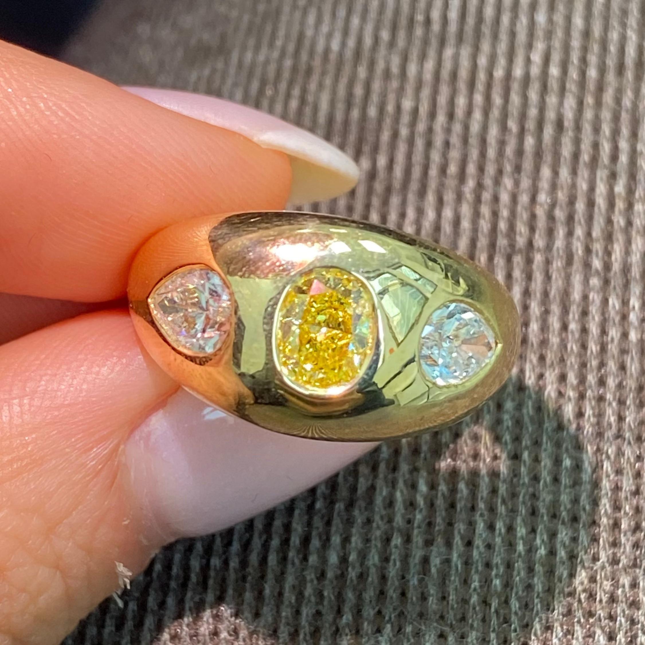 Colores Raros Fancy Vivid Yellow Oval con Diamantes Blancos Pear Dome Ring Corte oval en venta