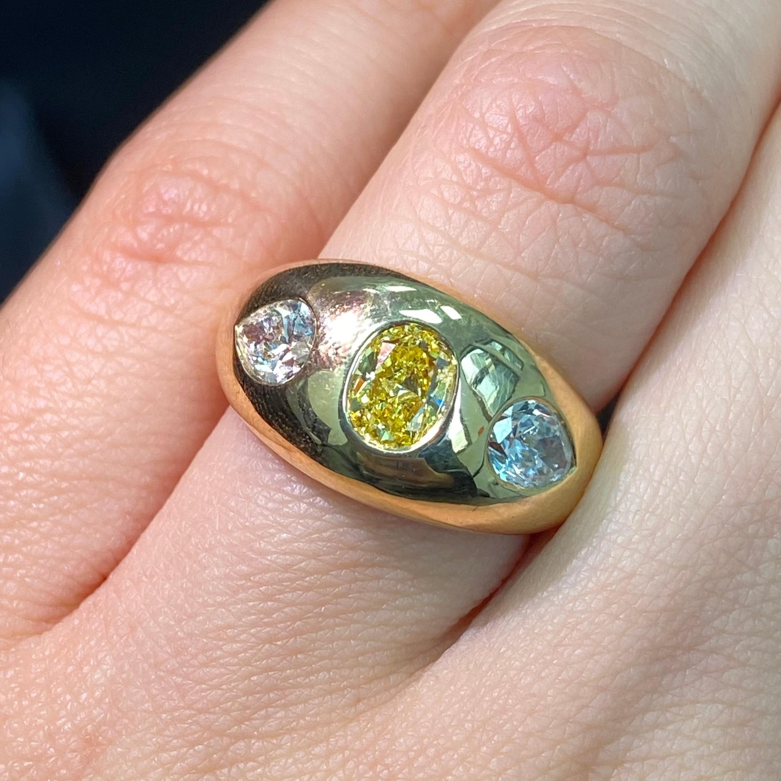 Colores Raros Fancy Vivid Yellow Oval con Diamantes Blancos Pear Dome Ring en Nuevo estado para la venta en New York, NY