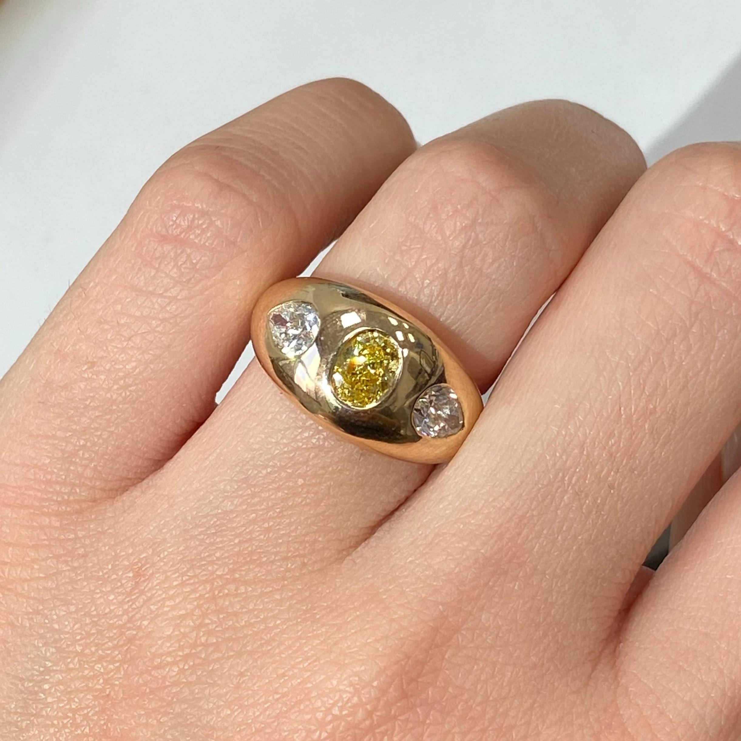 De las mujeres Colores Raros Fancy Vivid Yellow Oval con Diamantes Blancos Pear Dome Ring en venta
