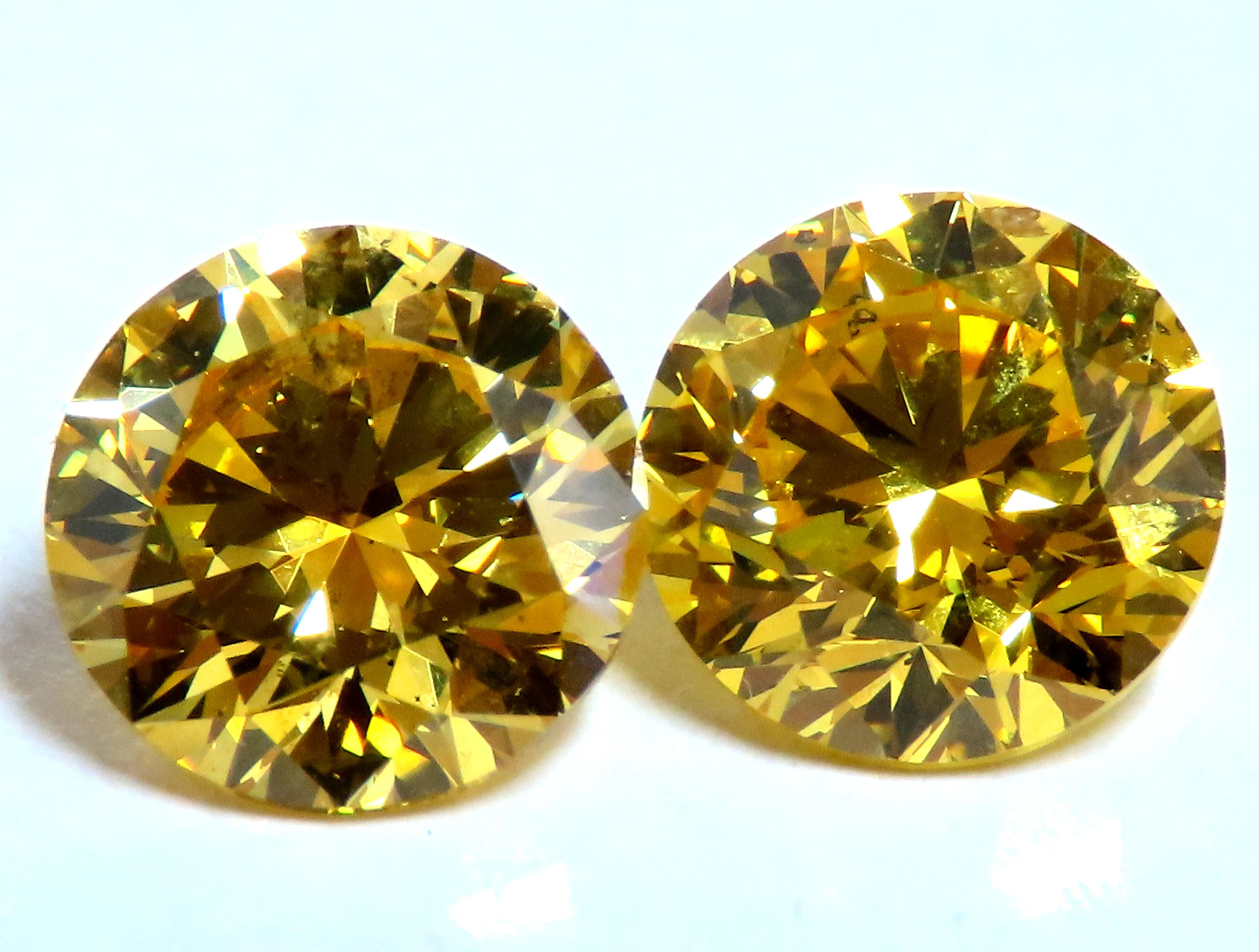 Fancy Vivid Yellow Round Diamonds 4.06ct Gia Certified In New Condition For Sale In New York, NY