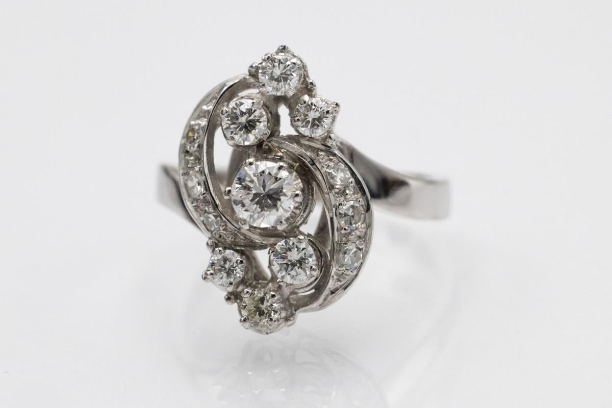 Bague ancienne à la forme épurée, en or blanc 18 carats, sertie de diamants d'un poids total d'environ 0,73ct.

Origine : Europe occidentale, 2e moitié du 20e siècle

Taille Jewell : 13 (EU 53)

Poids du produit : 5.7g

Très bon état, sans