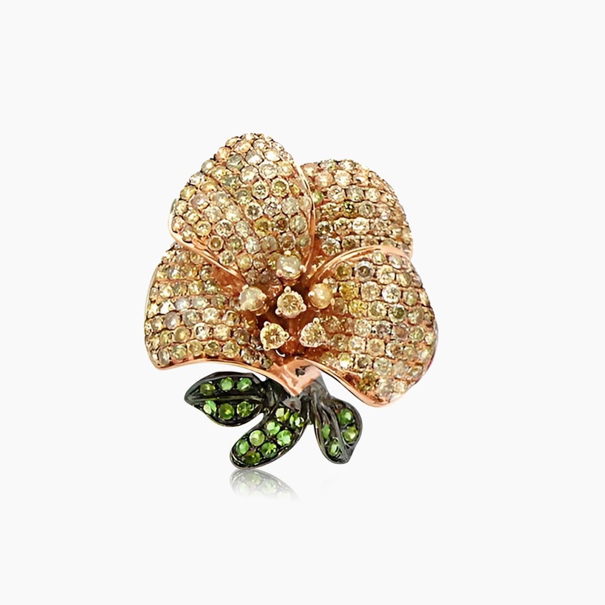 Dimensions : 2,75x2,60x3,40cm : 2.75x2.60x3.40cm
Couleur : or rose 18K
Matériaux :
