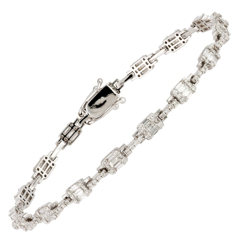 Bracelet fantaisie en or blanc 18 carats avec diamants pour elle En vente  sur 1stDibs